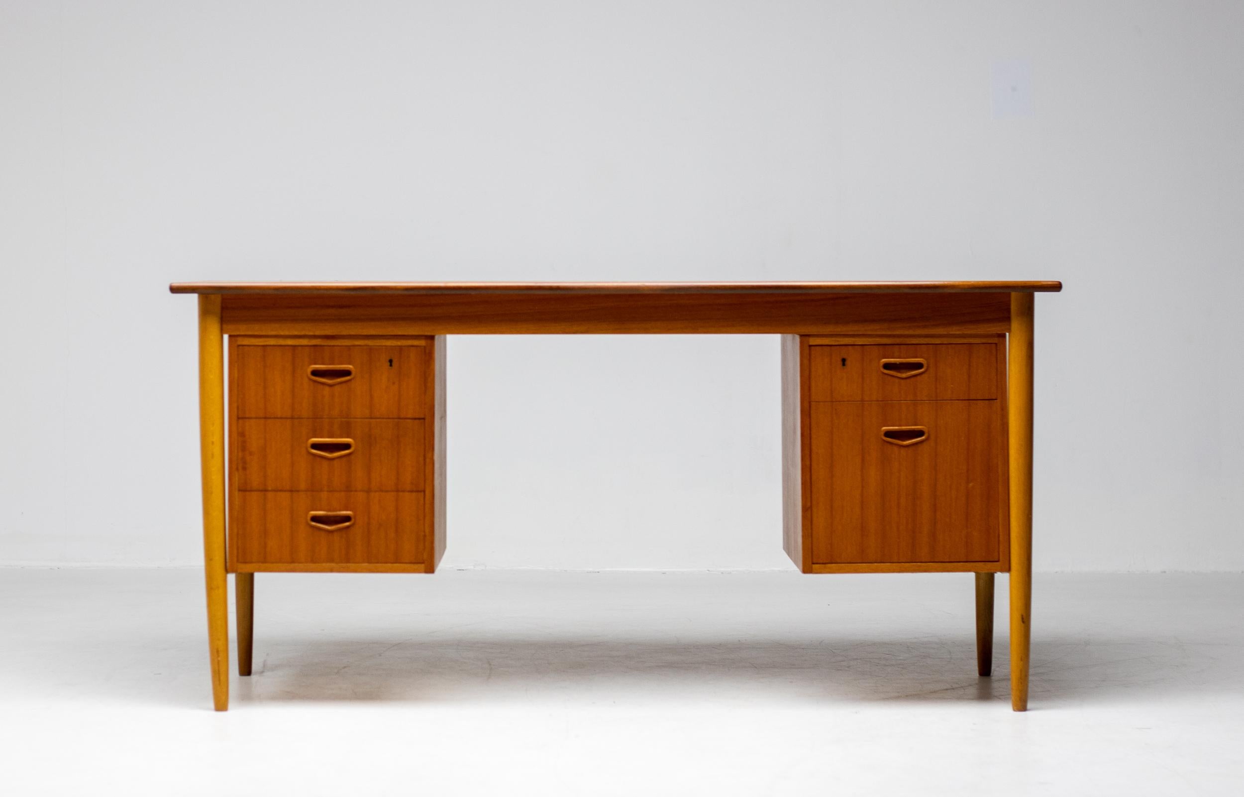 H.P. Hansen Danish Modern Teak Desk In Good Condition For Sale In Dronten, NL