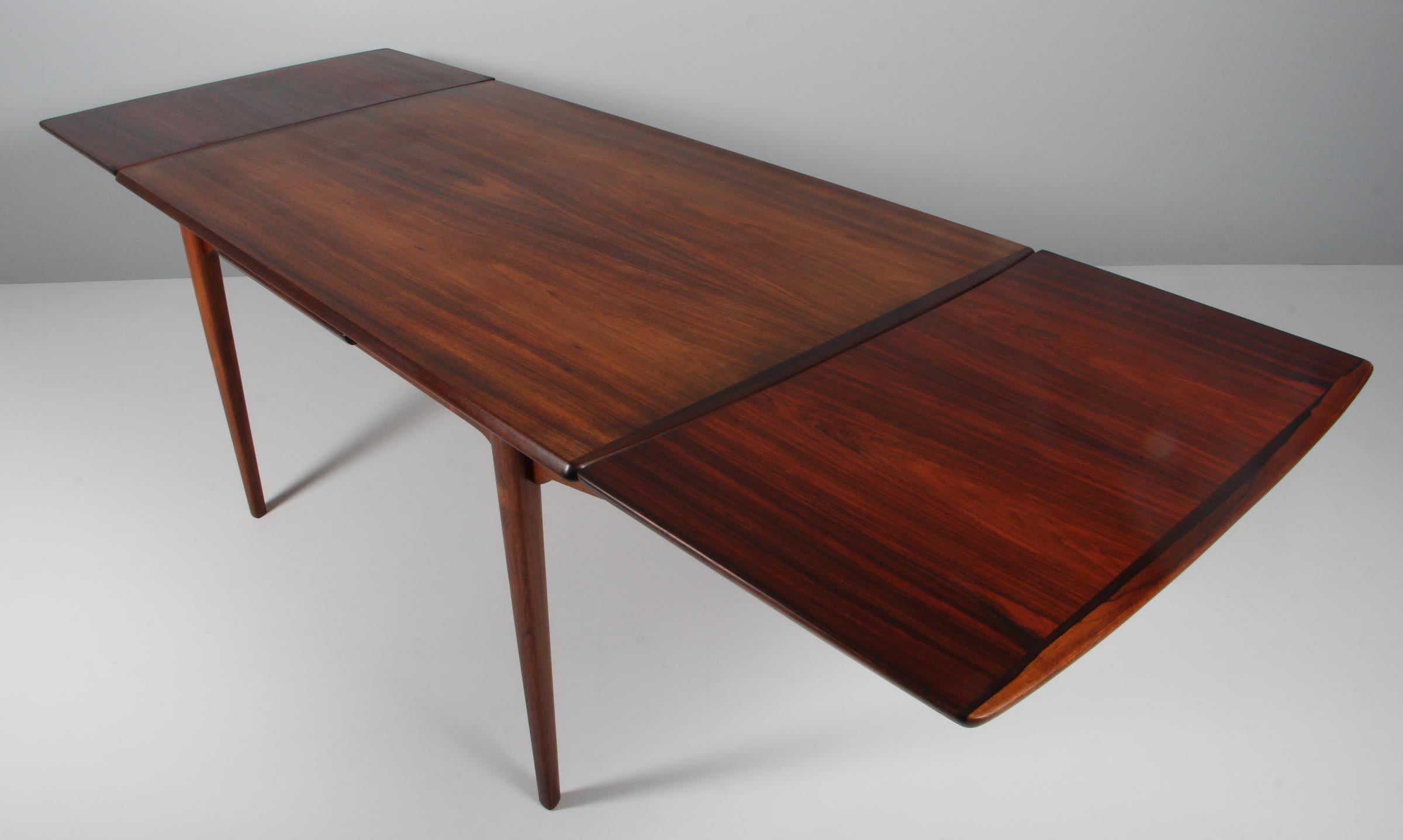 HP Hansen dining table with two extension leafes.

Made in partly solid rosewood.

Made by HP Hansen in Denmark in the 1960s.
