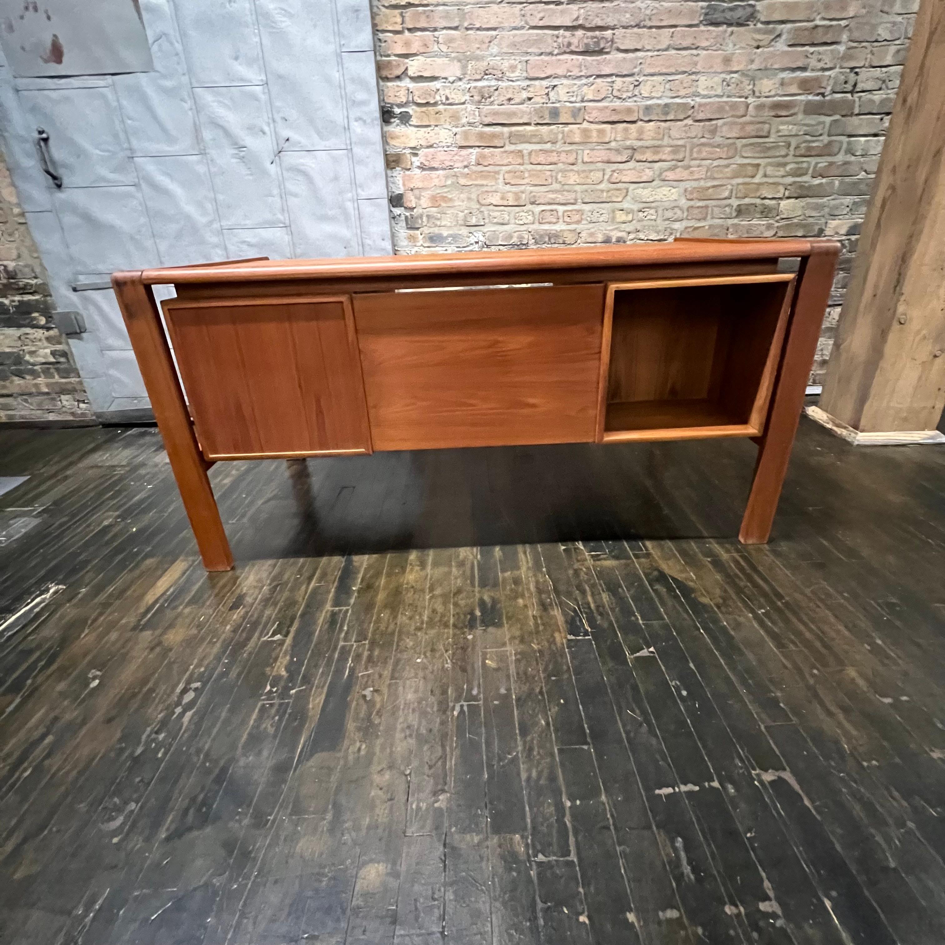 H.P. Hansen Floating Executive Desk in Teak In Good Condition For Sale In Chicago, IL