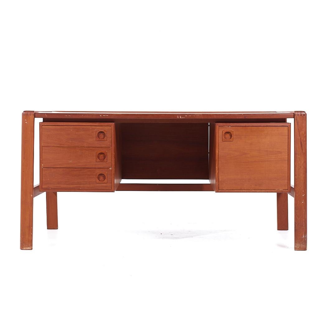 H.P. Hansen Mid Century Danish Teak Desk

This desk measures: 58.25 wide x 29.5 deep x 28.25 high, with a chair clearance of 26 inches

All pieces of furniture can be had in what we call restored vintage condition. That means the piece is restored
