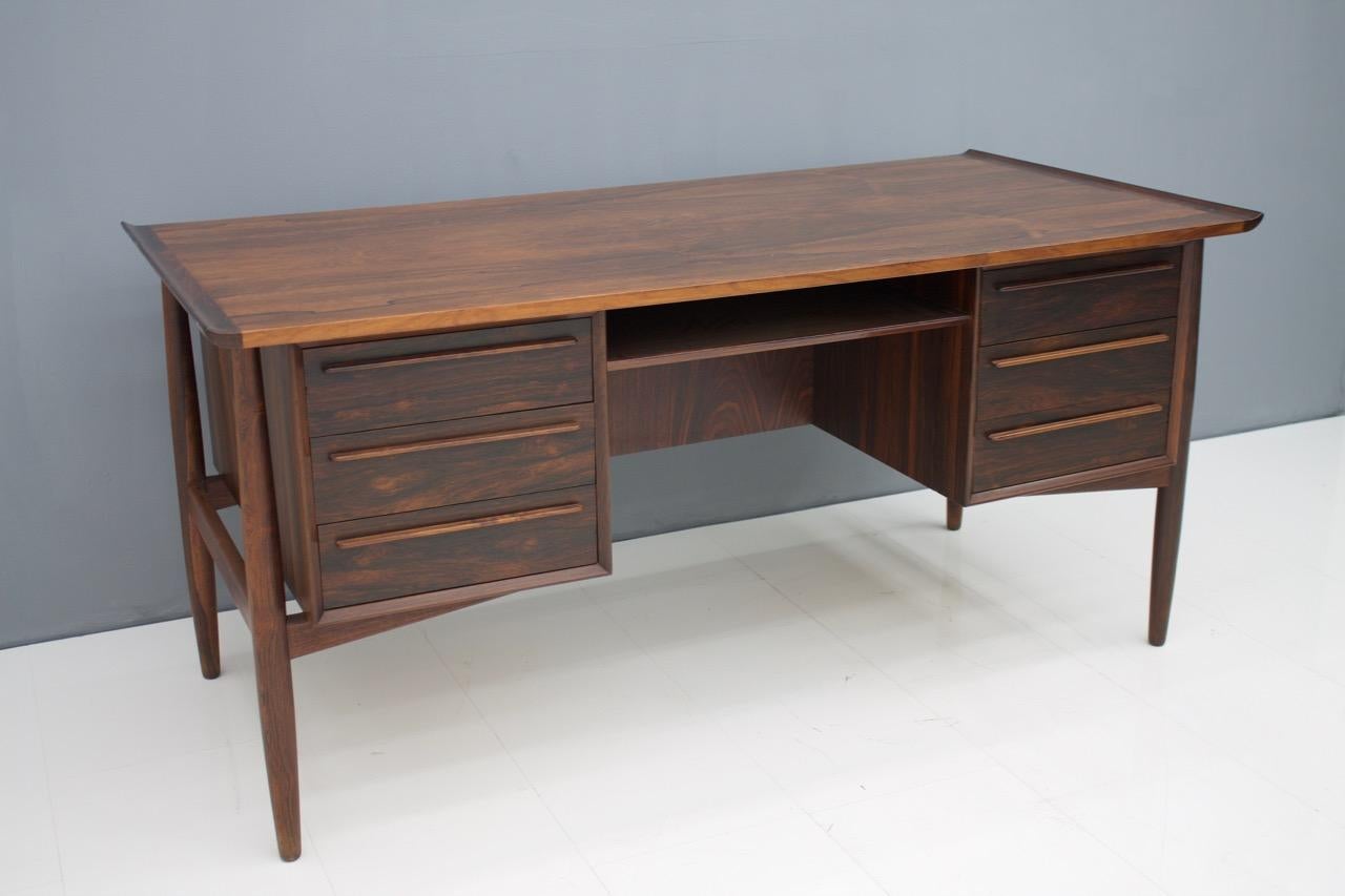 Beautiful rosewood desk by H. P. Hansen from Denmark. The desk was made in the 1960s and is in a very good condition. The desk come with a Cites certificate for export. The to get the export papers we need circa 2 - 4 weeks.

 