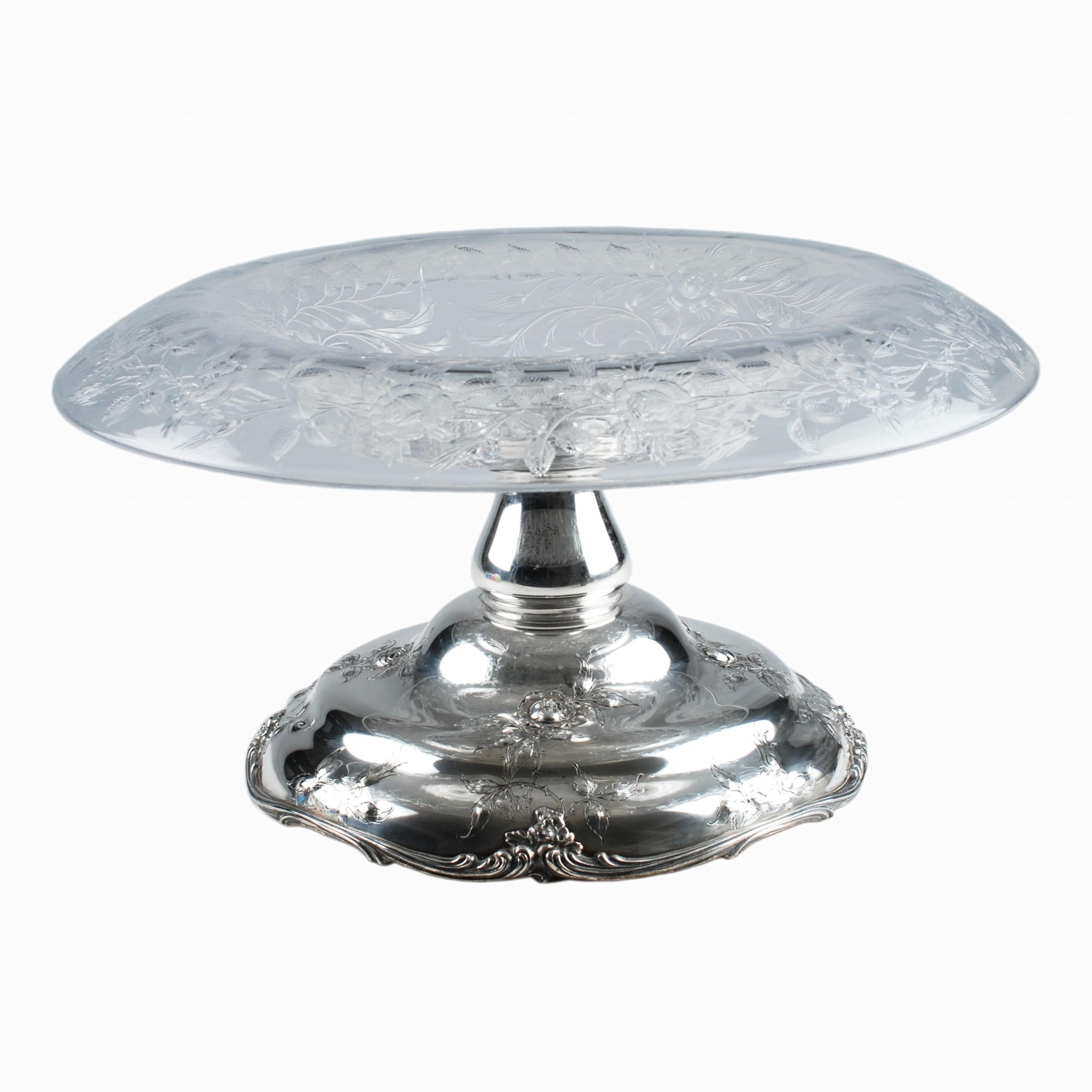 Questo antico modello ABP H. Il centrotavola in vetro tagliato a ruota di Sinclaire and Company ha un motivo floreale e poggia su una base a cupola in argento sterling Gorham. La ciotola presenta un motivo ornamentale inciso composto da grandi rose