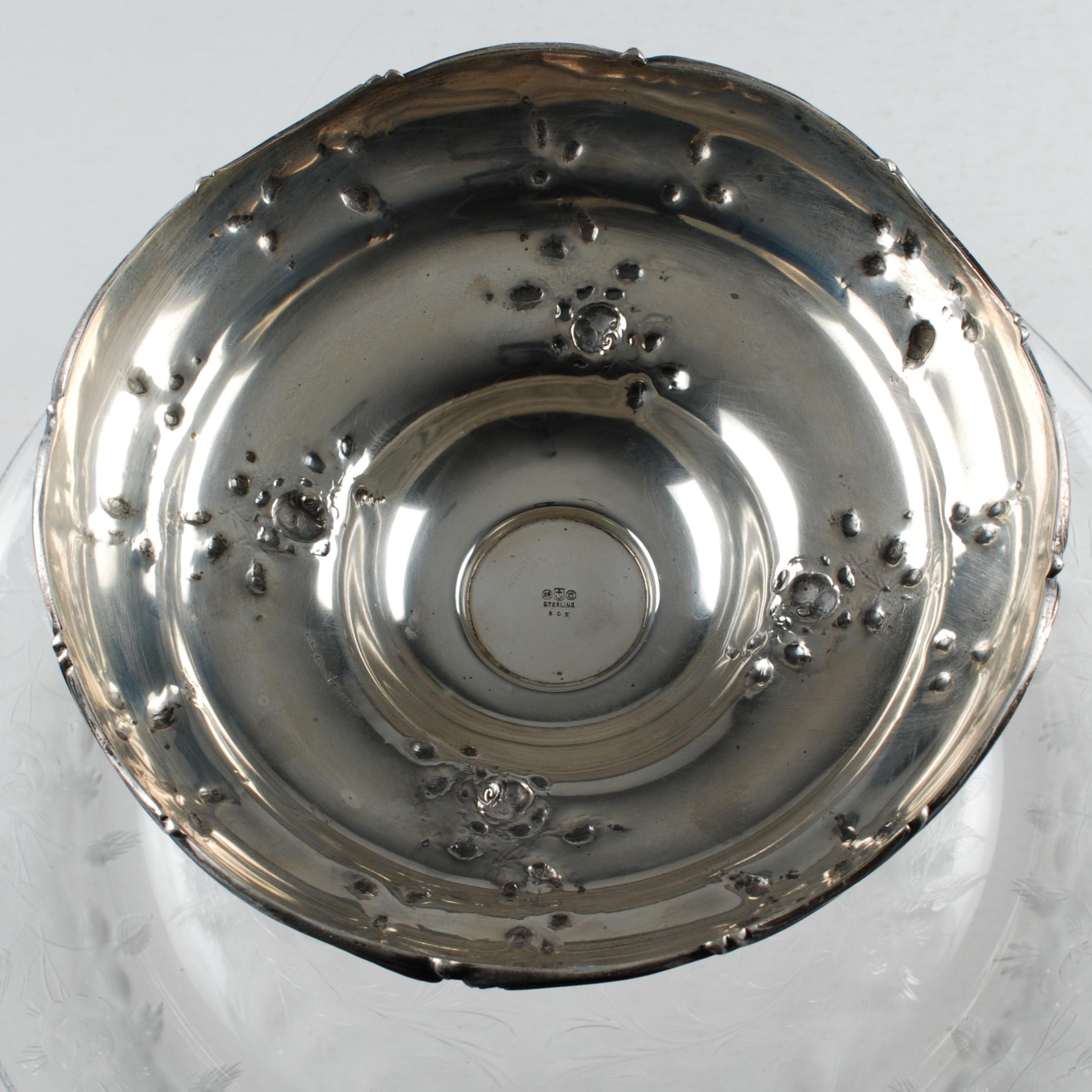 Ciotola centrotavola in vetro inciso HP Sinclaire con base Gorham Sterling Repousse in vendita 3
