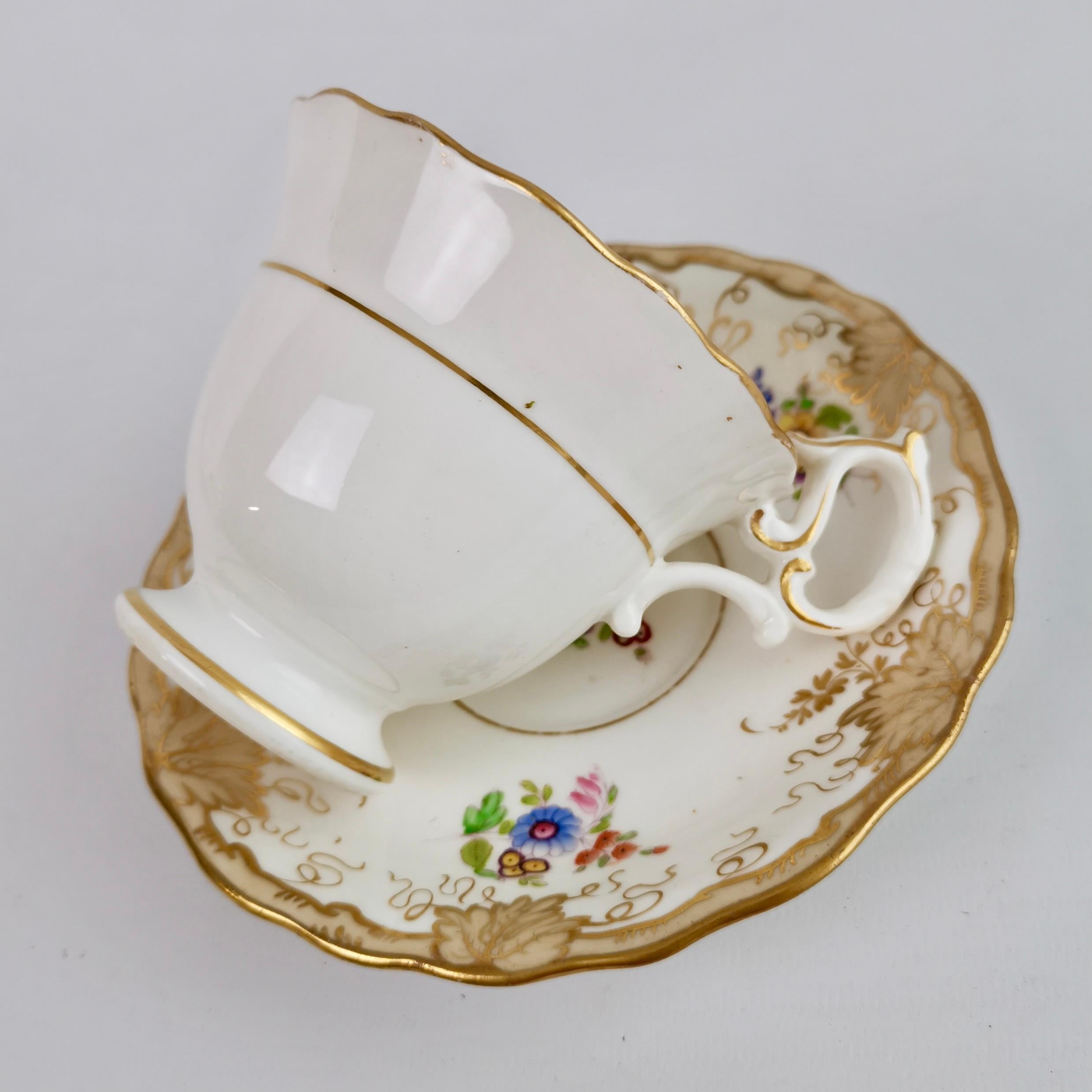 Anglais Tasse à café H&R Daniel, blanche, grise avec fleurs imprimées, néo-rococo, vers 1838 en vente