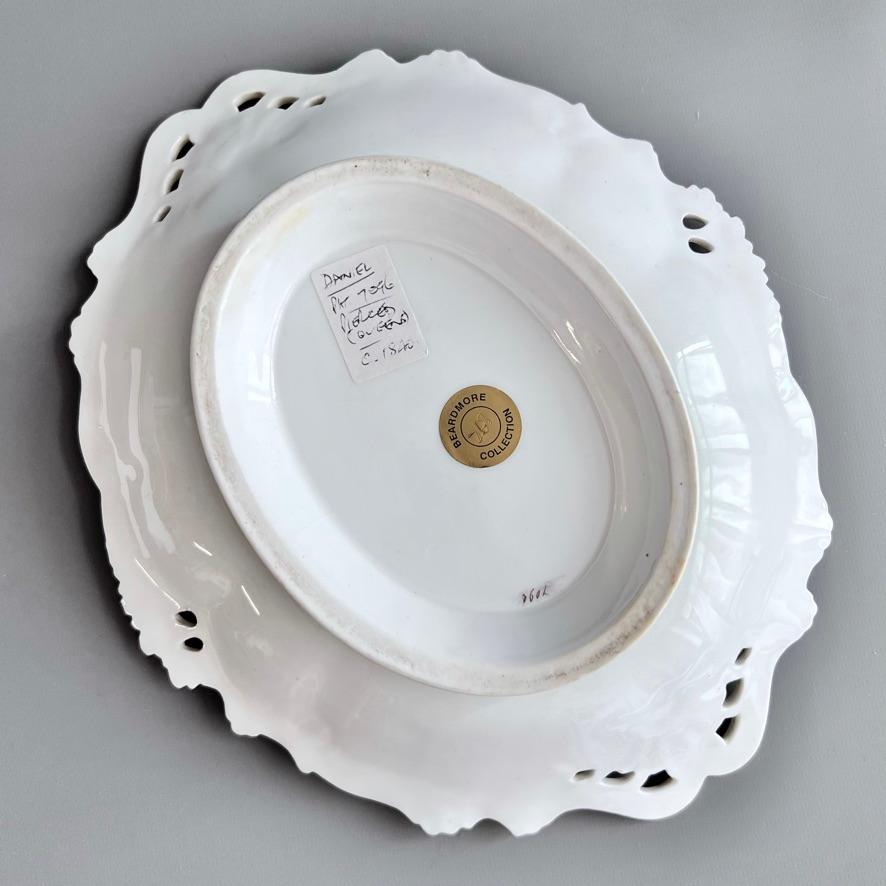 Piatto basso H&R Daniel, a forma di regina, verde mela, fiore giallo, 1838 ca. 2