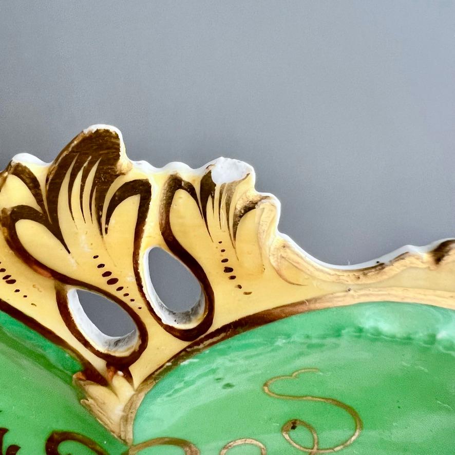 Piatto basso H&R Daniel, a forma di regina, verde mela, fiore giallo, 1838 ca. 3