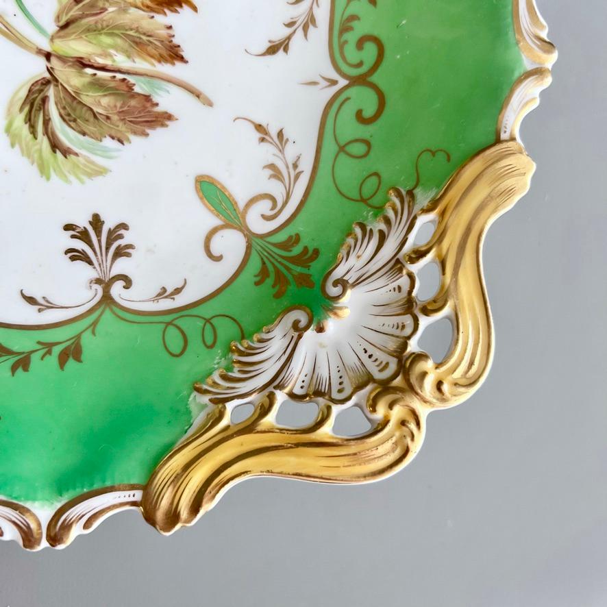 Piatto basso H&R Daniel, a forma di regina, verde mela, fiore giallo, 1838 ca. In condizioni buone a London, GB
