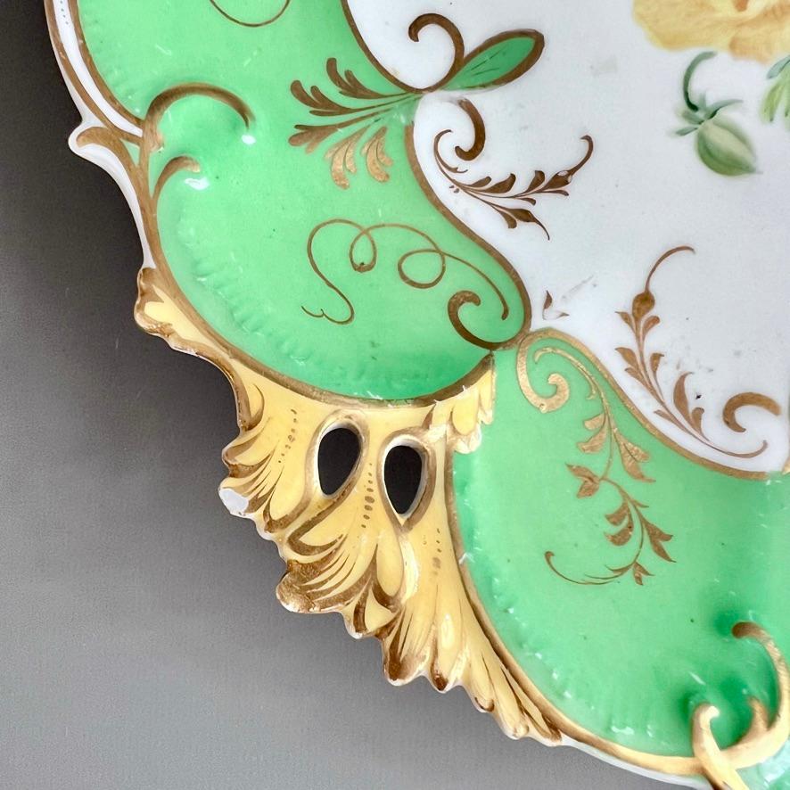 Metà XIX secolo Piatto basso H&R Daniel, a forma di regina, verde mela, fiore giallo, 1838 ca.