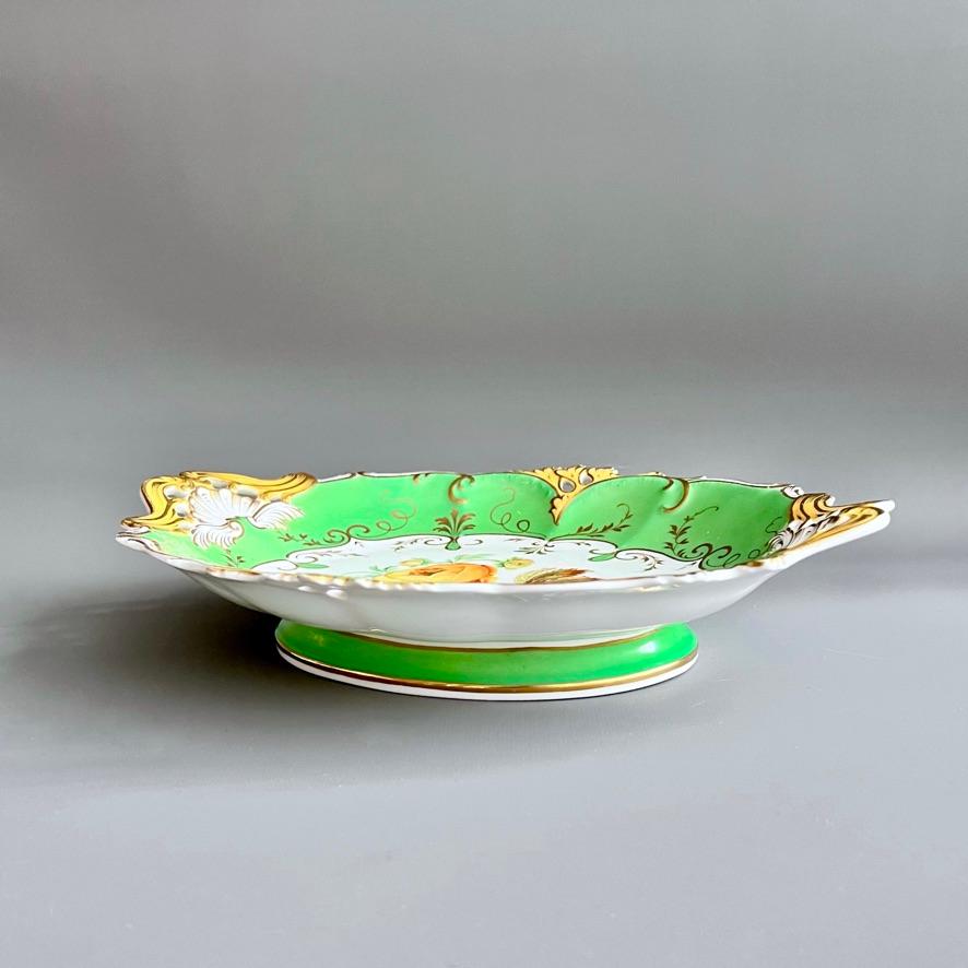 Porcellana Piatto basso H&R Daniel, a forma di regina, verde mela, fiore giallo, 1838 ca.