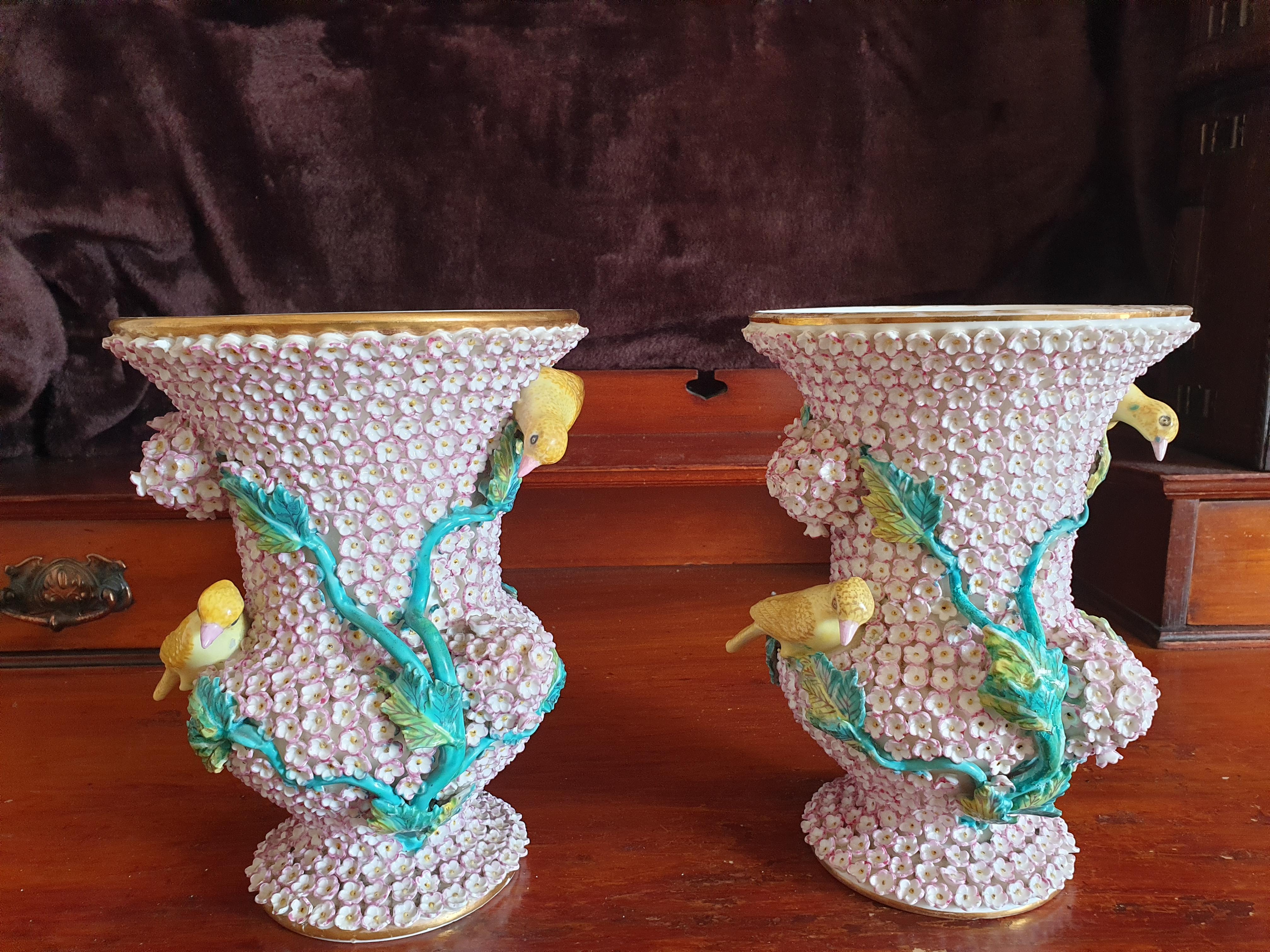H&R Daniel Pair of Pink Schneeballen Canaries Lidded Vases In Excellent Condition For Sale In London, GB