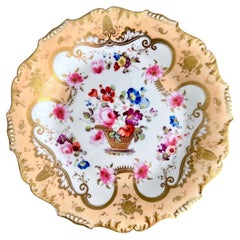 Piatto H&R Daniel, forma Shrewsbury, color pesca, fiori e doratura lavorata, 1827 ca.