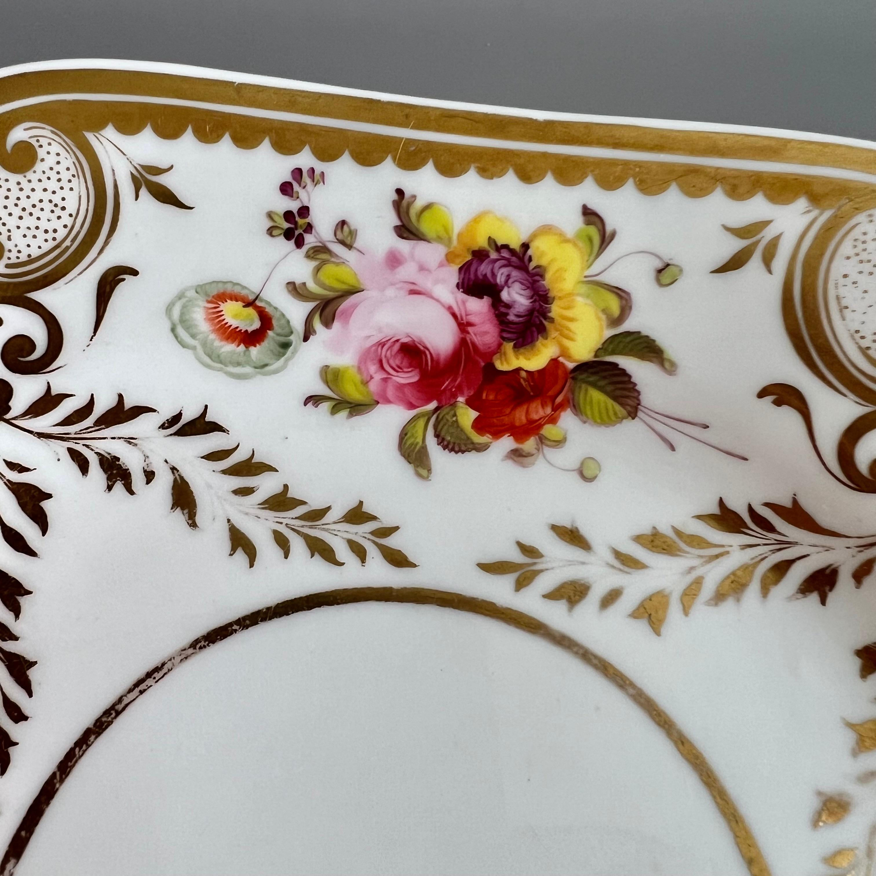 Assiette H&R Daniel, blanche, florale, forme étrusque, Regency, vers 1825 Bon état - En vente à London, GB