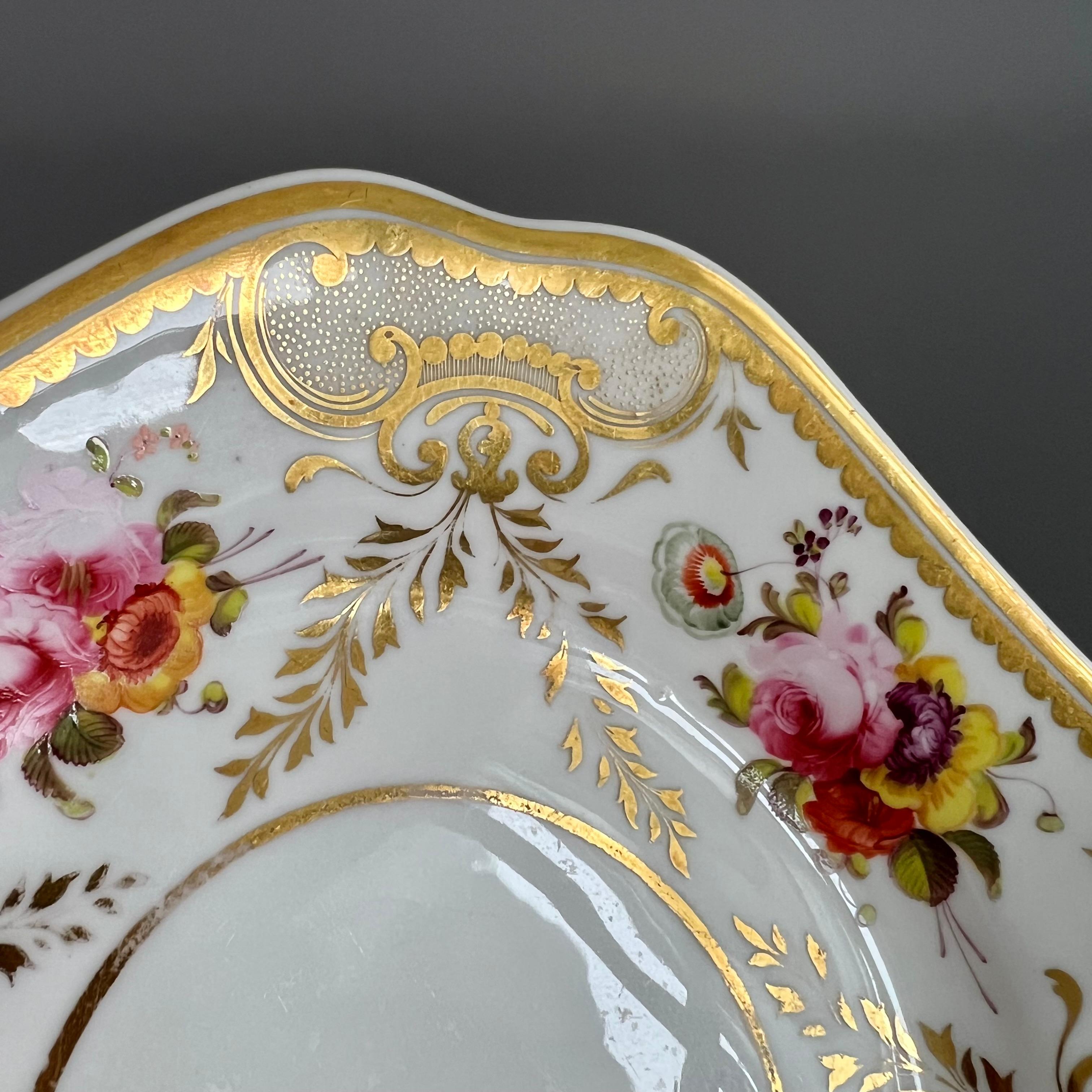 Début du XIXe siècle Assiette H&R Daniel, blanche, florale, forme étrusque, Regency, vers 1825 en vente