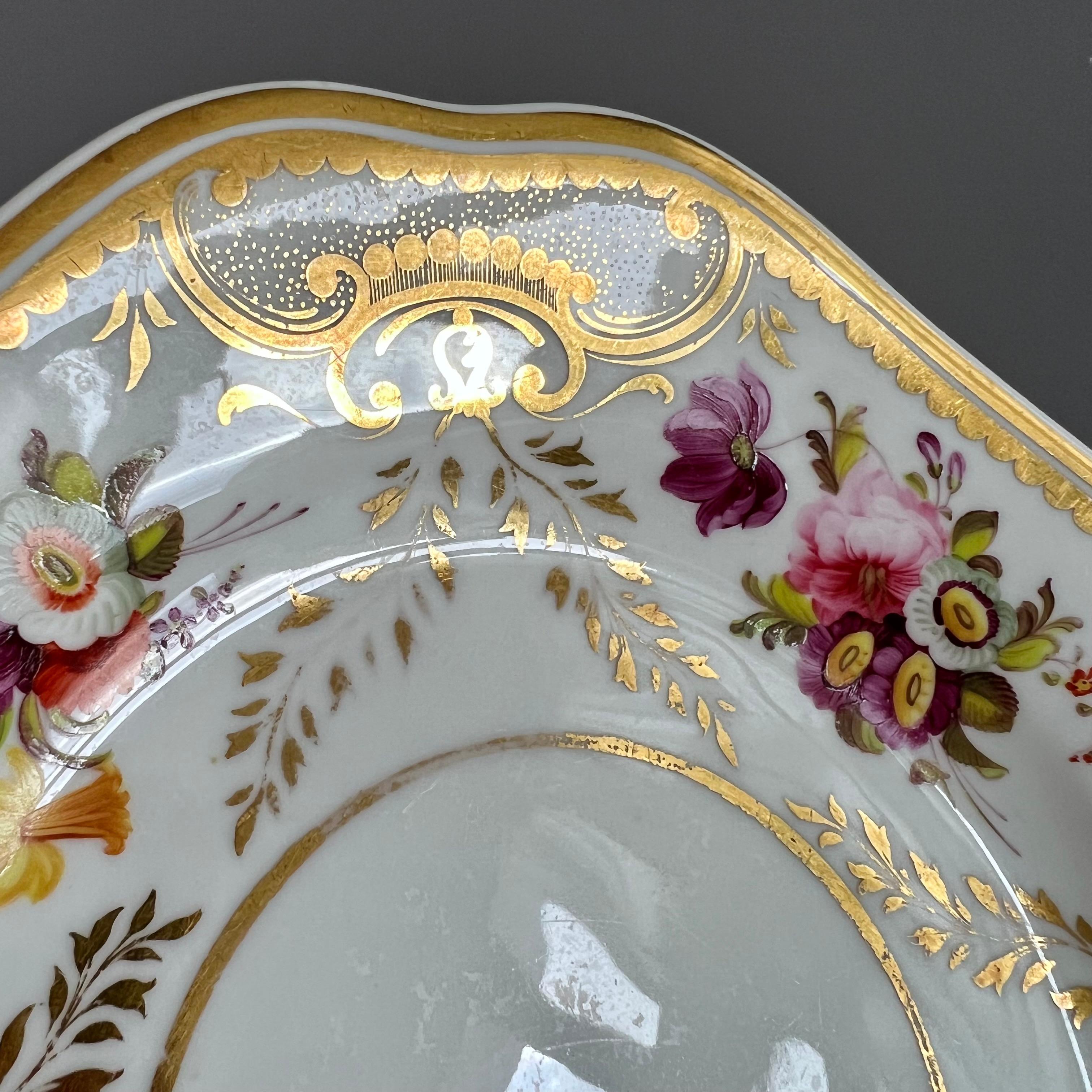 Assiette H&R Daniel, blanche, florale, forme étrusque, Regency, vers 1825 en vente 1