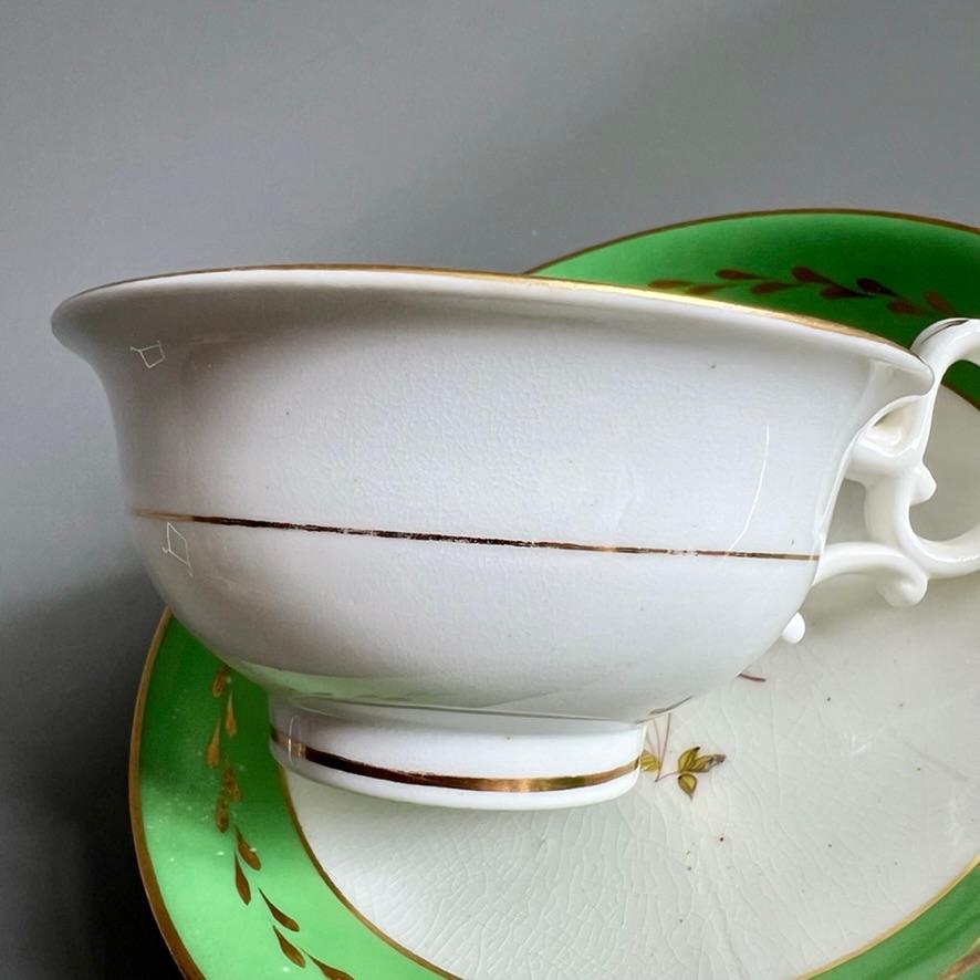 Tasse à thé H&R Daniel, bandeau vert émeraude et fleurs peintes à la main, vers 1830. en vente 2