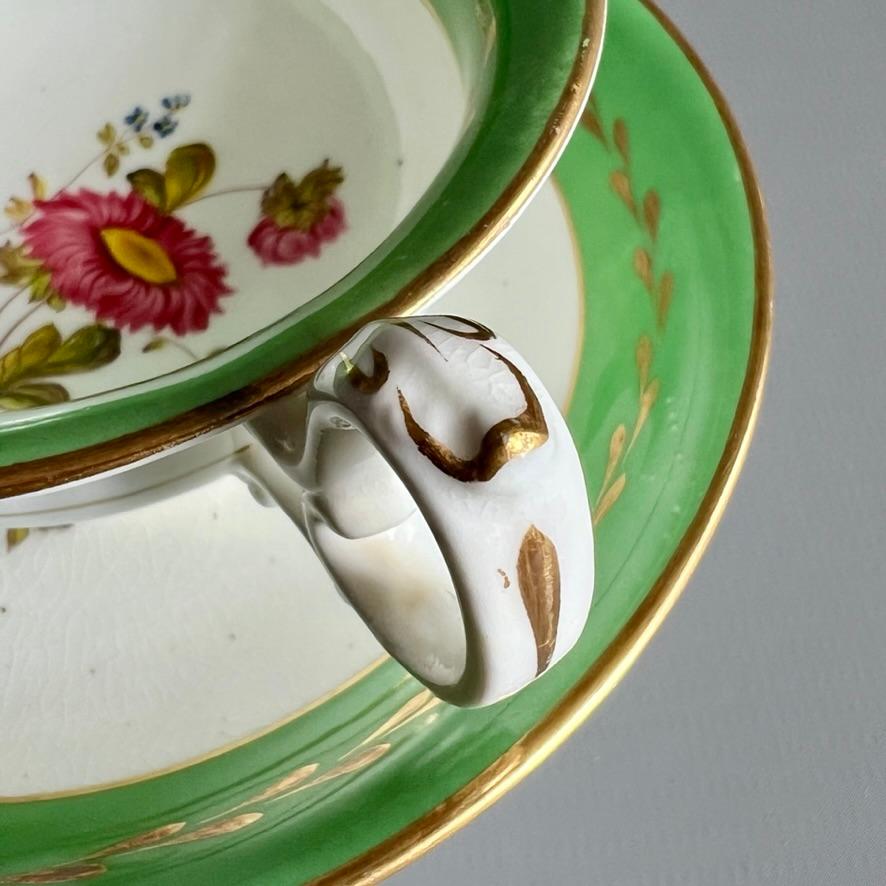 Tasse à thé H&R Daniel, bandeau vert émeraude et fleurs peintes à la main, vers 1830. en vente 3