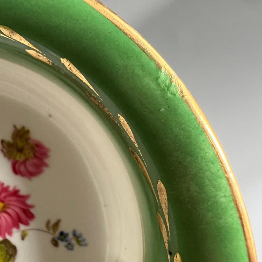 Tasse à thé H&R Daniel, bandeau vert émeraude et fleurs peintes à la main, vers 1830. en vente 5