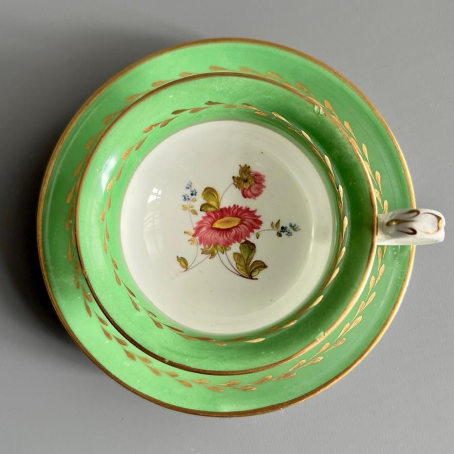 Néo-rococo Tasse à thé H&R Daniel, bandeau vert émeraude et fleurs peintes à la main, vers 1830. en vente