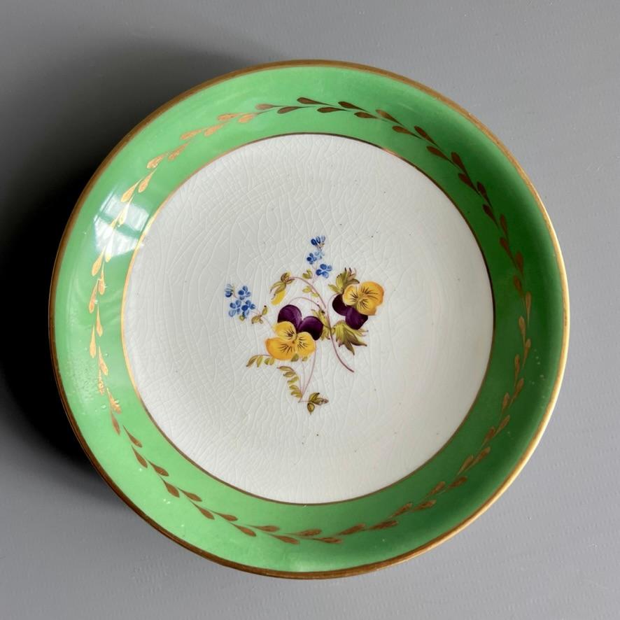 Anglais Tasse à thé H&R Daniel, bandeau vert émeraude et fleurs peintes à la main, vers 1830. en vente