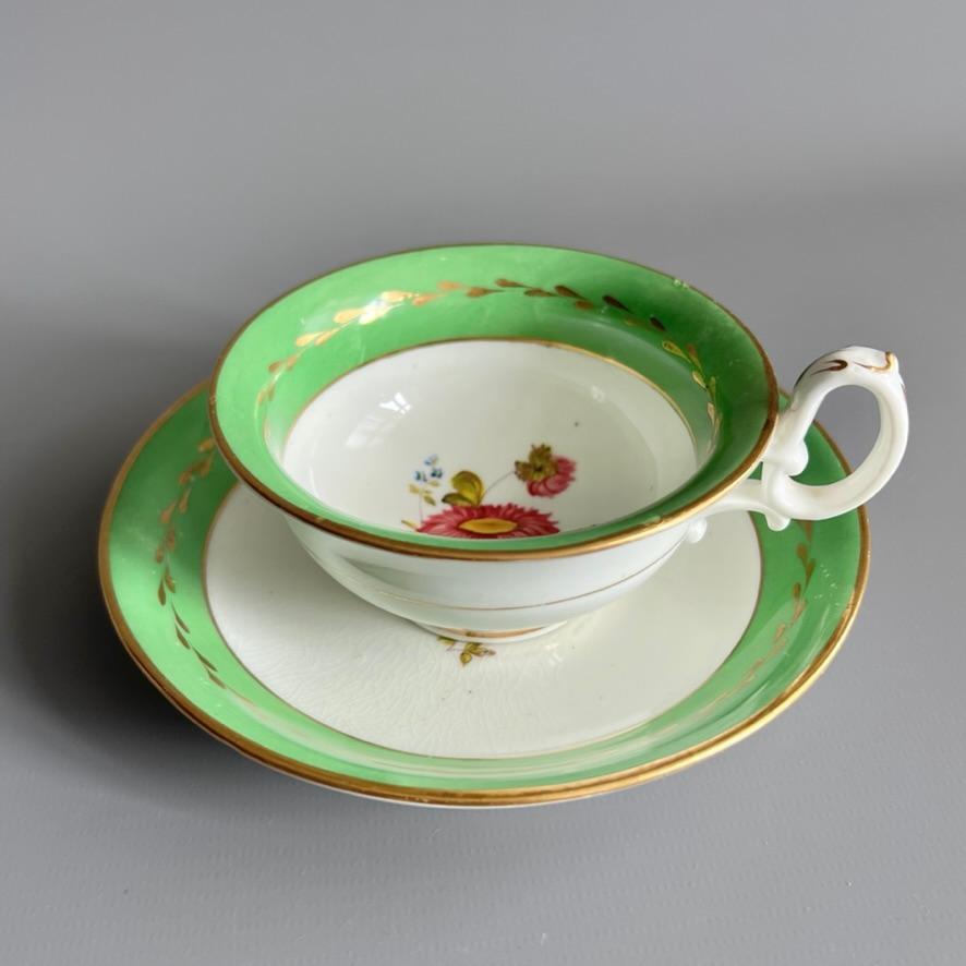 Peint à la main Tasse à thé H&R Daniel, bandeau vert émeraude et fleurs peintes à la main, vers 1830. en vente