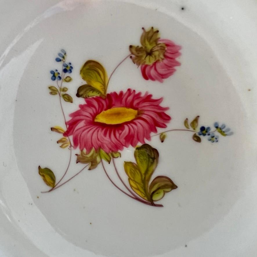 Tasse à thé H&R Daniel, bandeau vert émeraude et fleurs peintes à la main, vers 1830. Bon état - En vente à London, GB
