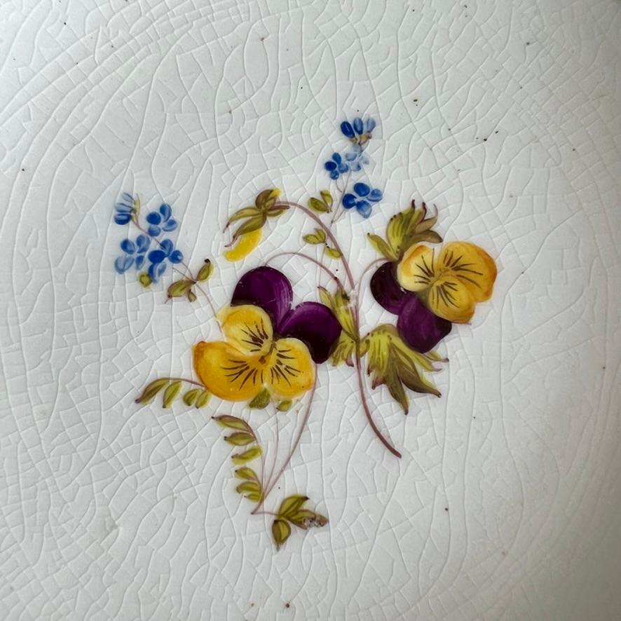 Milieu du XIXe siècle Tasse à thé H&R Daniel, bandeau vert émeraude et fleurs peintes à la main, vers 1830. en vente