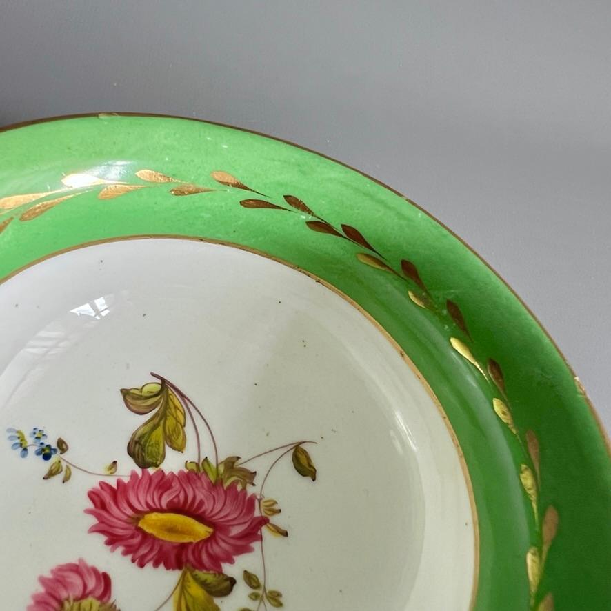 Porcelaine Tasse à thé H&R Daniel, bandeau vert émeraude et fleurs peintes à la main, vers 1830. en vente