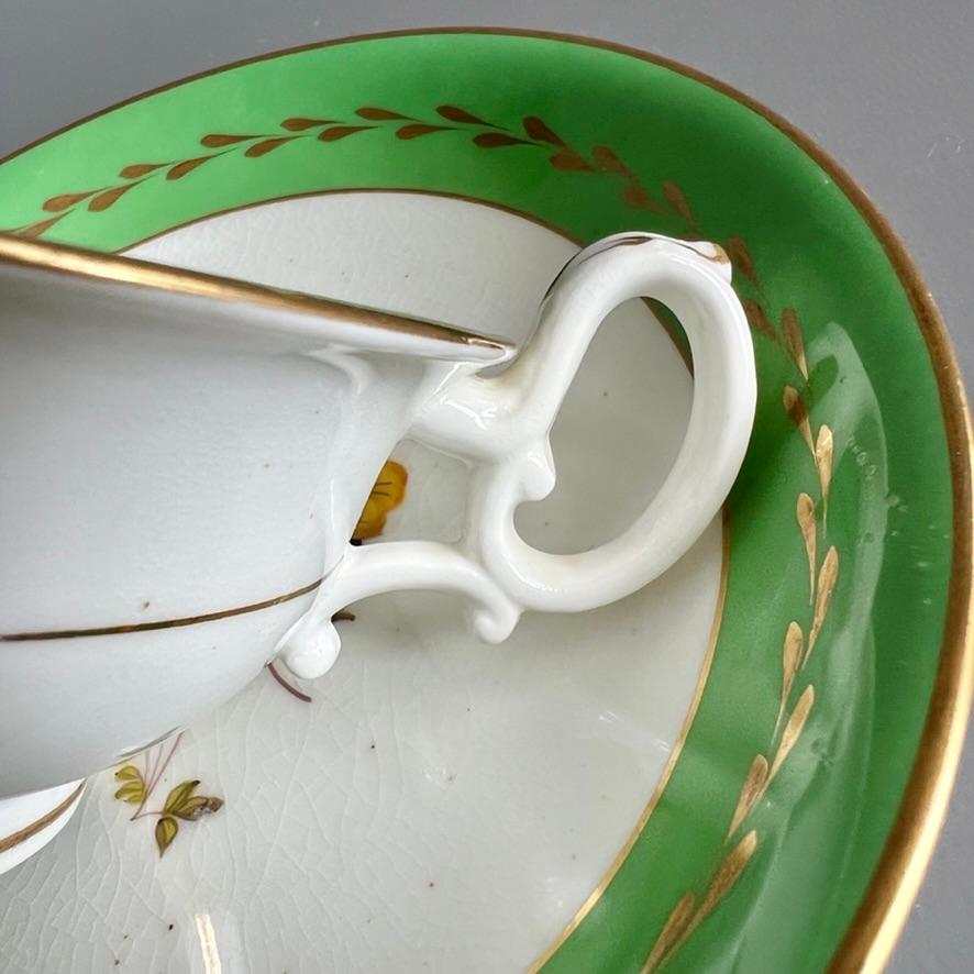 Tasse à thé H&R Daniel, bandeau vert émeraude et fleurs peintes à la main, vers 1830. en vente 1