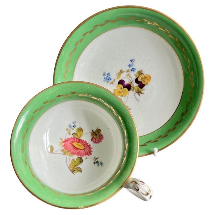 Tasse à thé H&R Daniel, bandeau vert émeraude et fleurs peintes à la main, vers 1830. en vente