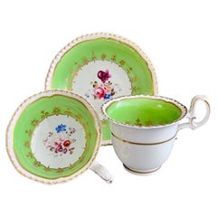 Trio de tasses à thé H&R Daniel, vertes avec fleurs Patt. 4516, Revive Rococo ca 1827