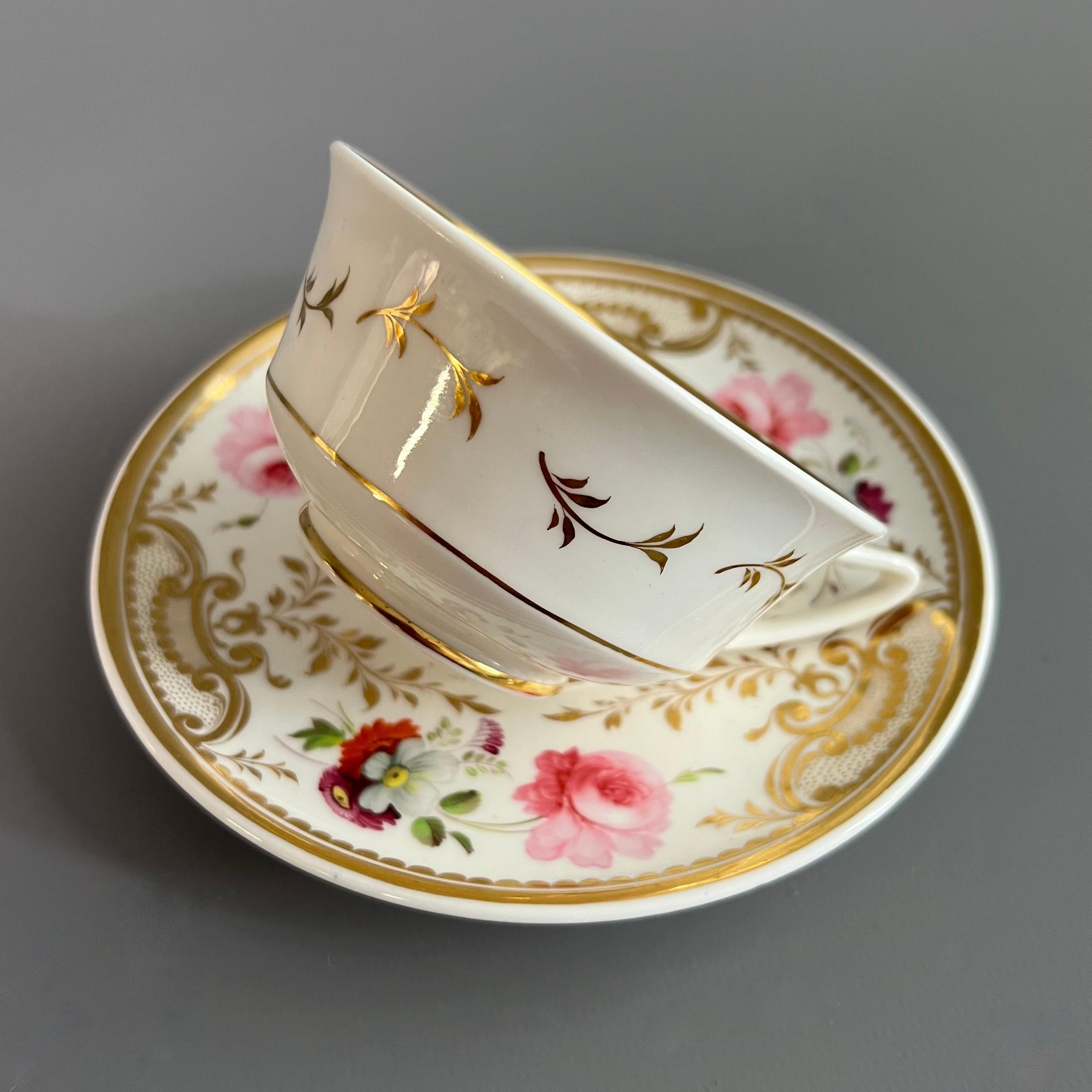 H&R Daniel Teacup Trio, White, Floral, Etruscan Shape, Regency circa 1825 In Good Condition For Sale In London, GB