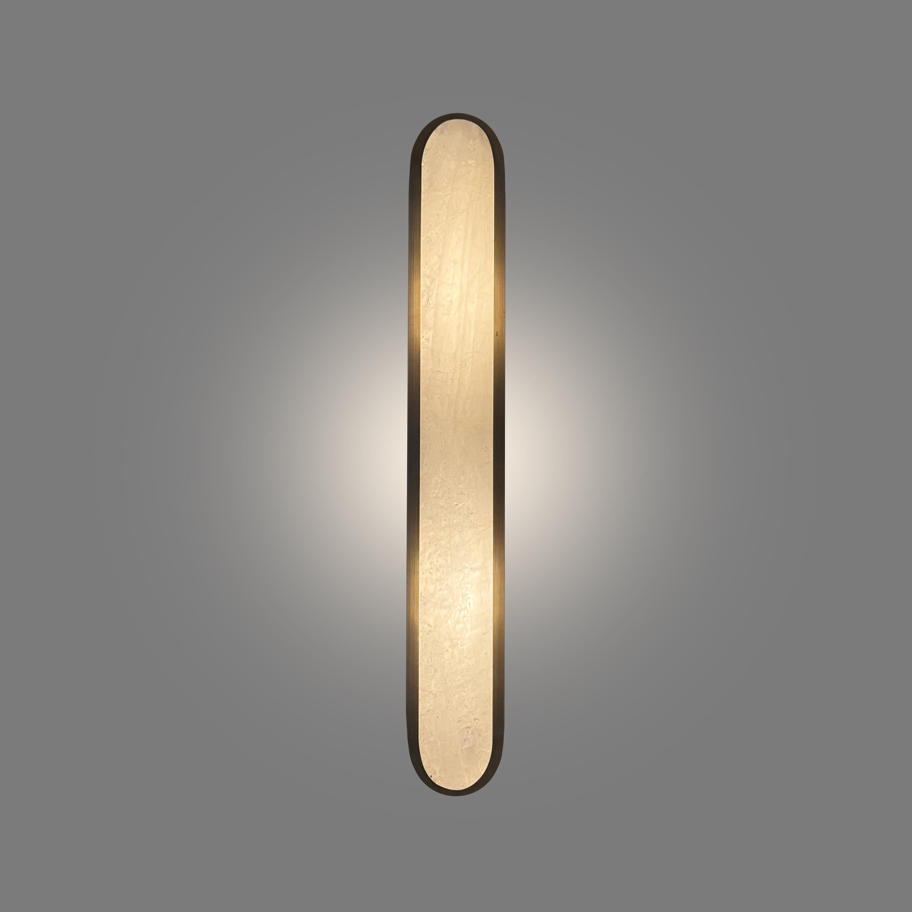 aplique de cristal de roca tallado con acabado de latón satinado
Cuatro enchufes E12 instalados. 120w en total

Creado por Phoenix 

Tamaño y acabado metálico personalizados bajo pedido.