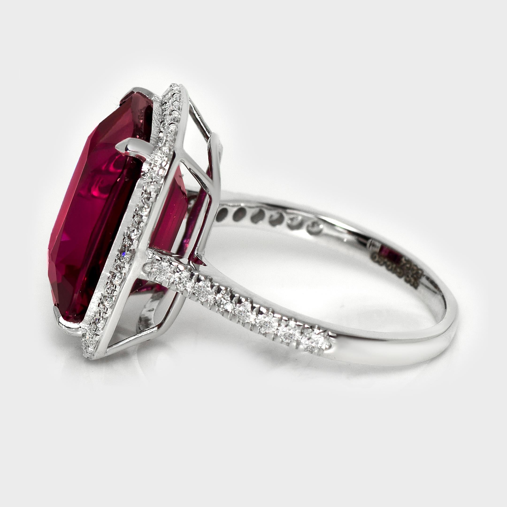 HRD 10.00 ct 14K White Gold Vivid Purplish Red Mahenge Garnet Engagement Ring (Kissenschliff) im Angebot