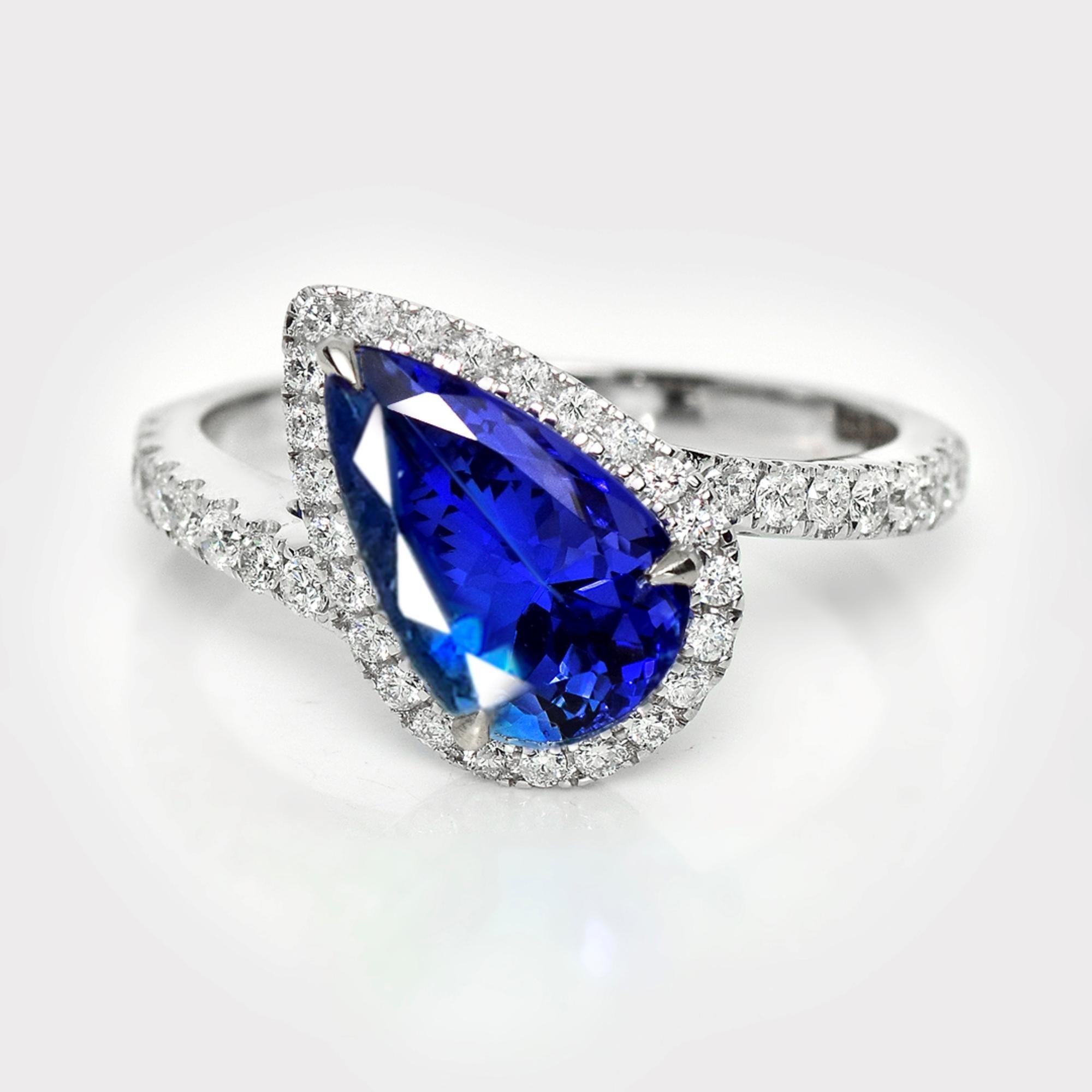 *HRD 14K 2.46 Ct Natural Tanzanite&Diamonds Engagement Ring* (Anillo de compromiso con tanzanita y diamantes)

Una tanzanita natural de color violeta azulado intenso, certificada por la HRD, de 2,46 quilates, engastada en una banda de oro blanco de