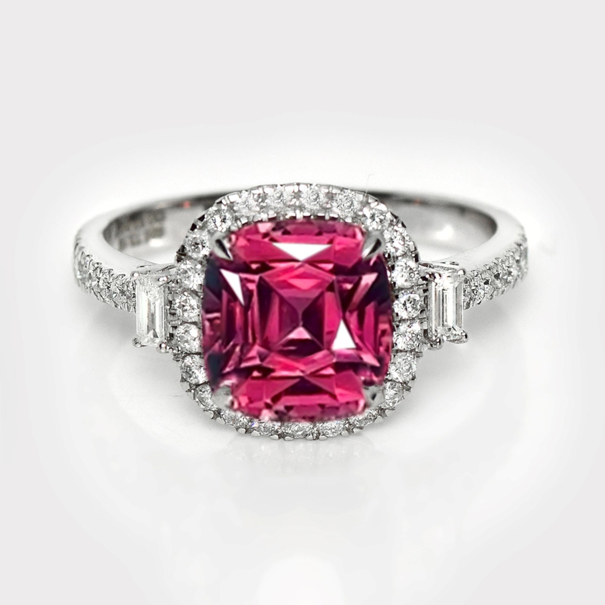 *HRD 14K 3,15 ct  Anillo de Compromiso Antiguo con Diamantes Rubelita Roja Natural*
Este anillo presenta una Rubelita roja viva natural de 3,15 quilates engastada en una banda de oro blanco de 14 quilates y acentuada con diamantes FG VS de 0,44