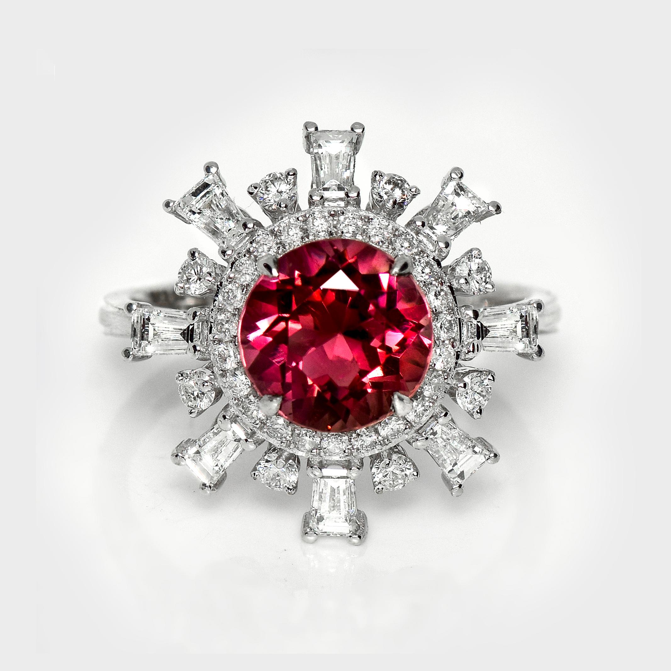 *HRD 14K 3,20 ct  Anello di fidanzamento antico con diamanti rossi Nature*
Questo anello presenta una rubellite rossa vivida naturale di 3,20 carati incastonata in una fascia d'oro bianco 14 carati e arricchita da diamanti FG VS del peso di 0,93