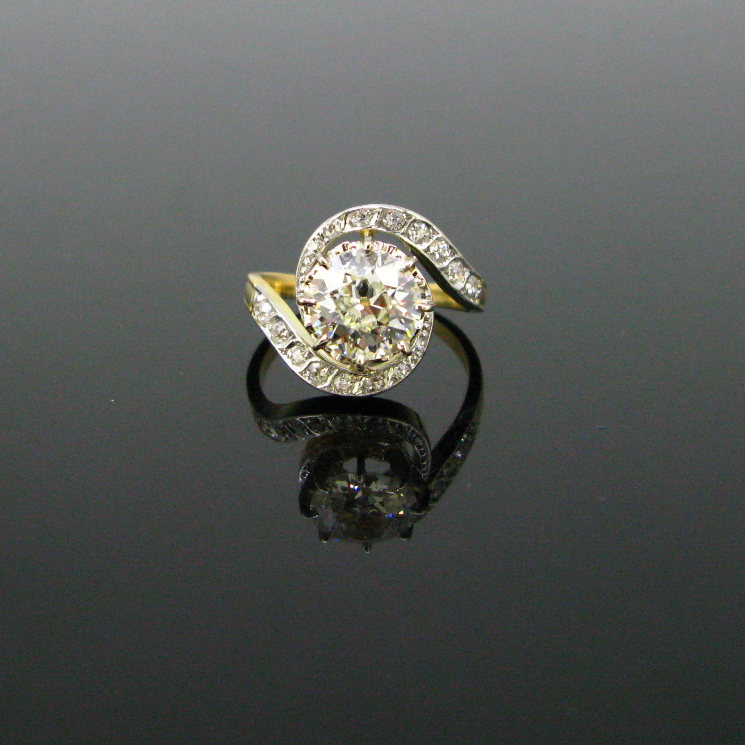 Gewicht : 6.3gr

Metall: 18kt Gold und Platin

Steine: 1 Diamant
• Schliff: Brillant
• Karatgewicht: 2,20ct
• Farbe: K
• Klarheit: VS1
• Kommentare: HRD nº210000056092

Andere Steine: 16 Diamanten mit altem Minenschliff
• Gesamtkaratgewicht: ca.