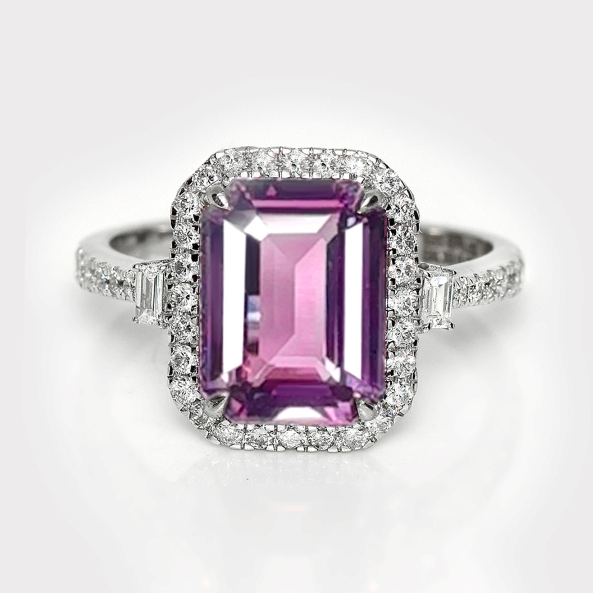 *Bague de fiançaillesHRD 4.05 Ct 14K White Gold Unheated Pink Spinel&Diamonds* (en anglais)

Spinelle rose non traitée certifiée HRD pesant 4,05 ct sertie sur un anneau en or blanc 14K pave' design avec des diamants naturels FG, VS pesant 0,41 ct. 