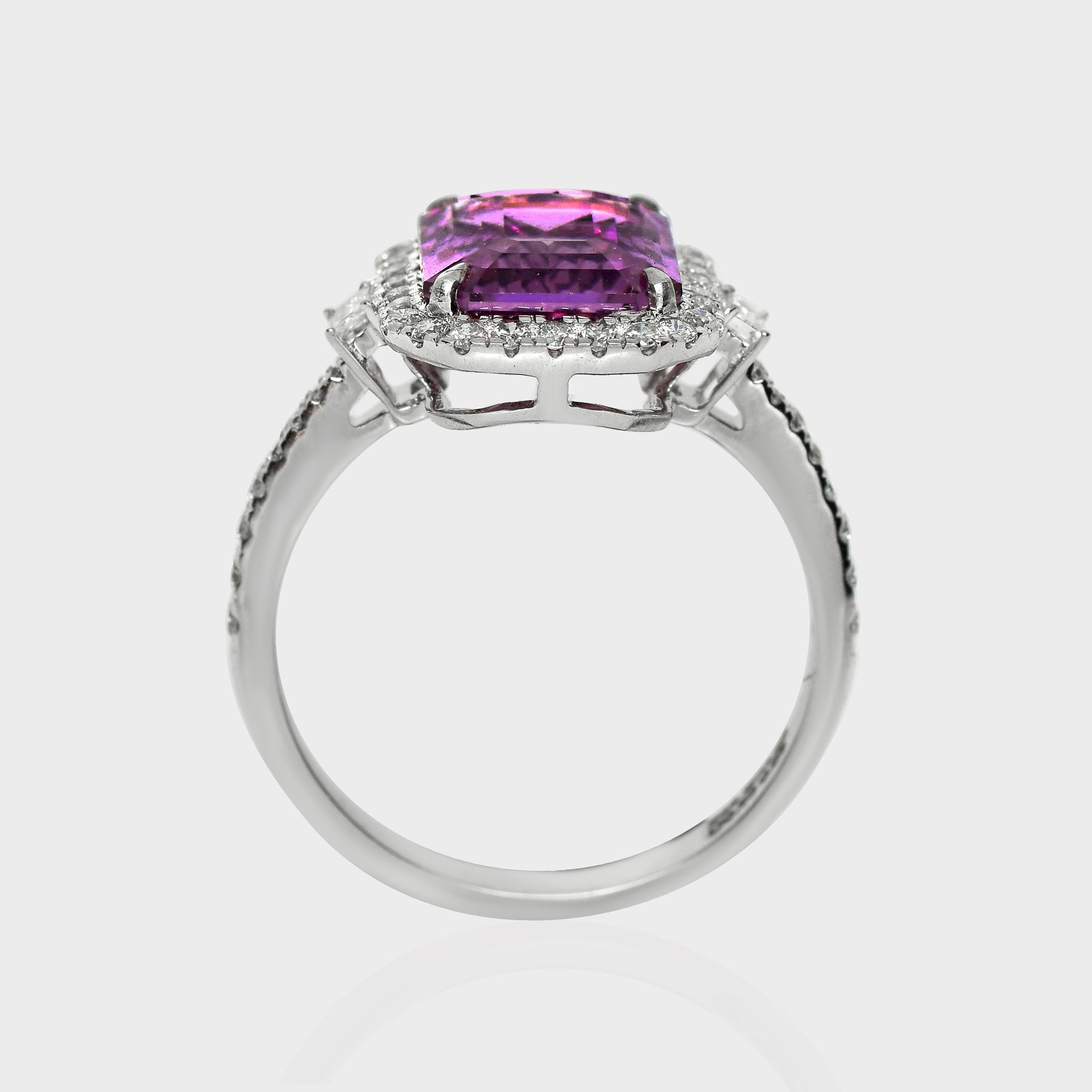 Taille émeraude Bague de fiançailles HRD 4.05 Ct 14K White Gold Unheated Pink Spinel&Diamonds en vente