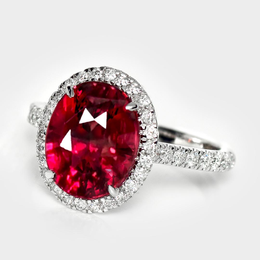 HRD 5.10 ct 14K White Gold Vivid Purplish Red Mahenge Garnet Engagement Ring (Zeitgenössisch) im Angebot