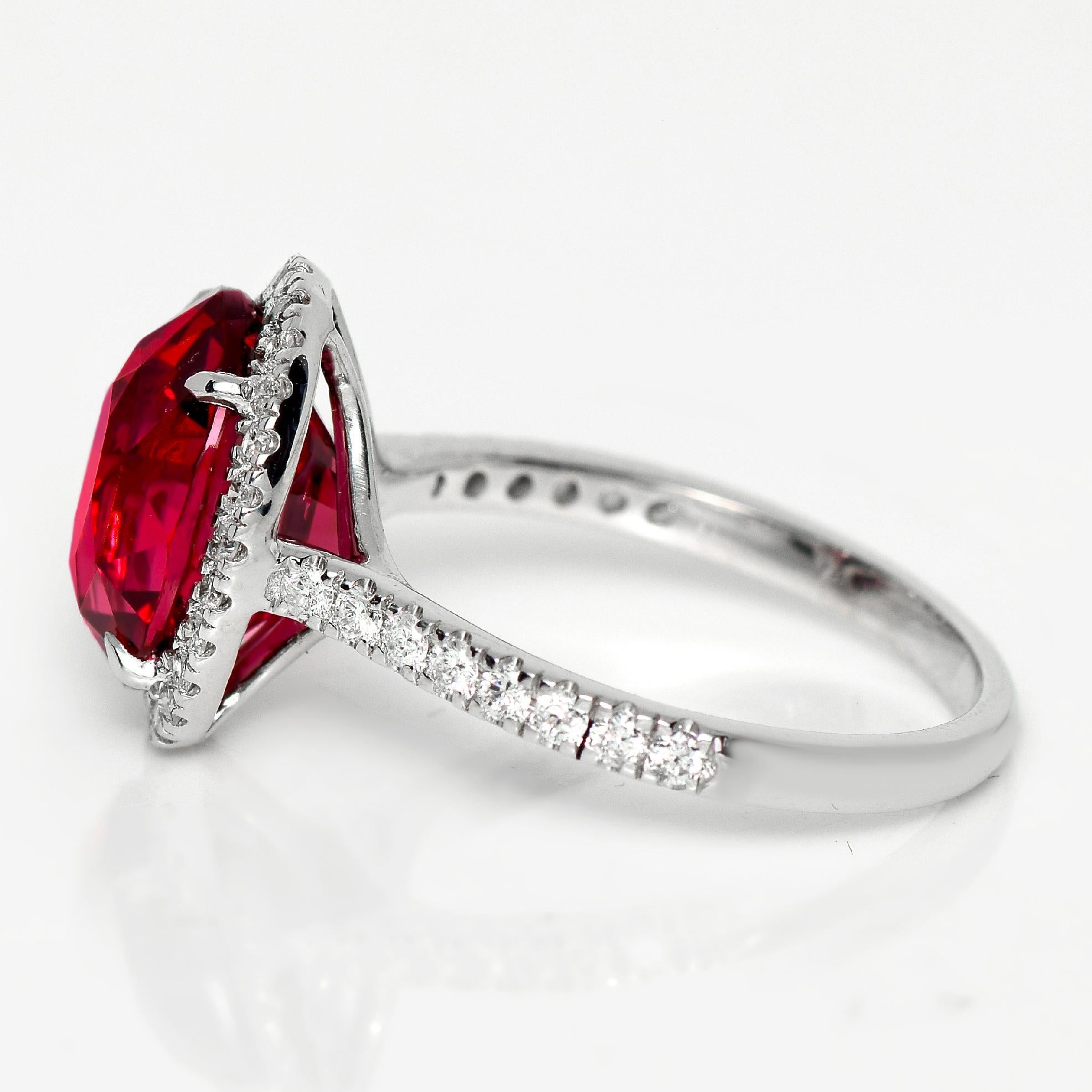 HRD 5.10 ct 14K White Gold Vivid Purplish Red Mahenge Garnet Engagement Ring (Ovalschliff) im Angebot