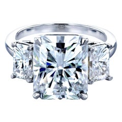 Anello di diamanti in platino con tre pietre dal taglio radiante, certificato GIA e privo di difetti.