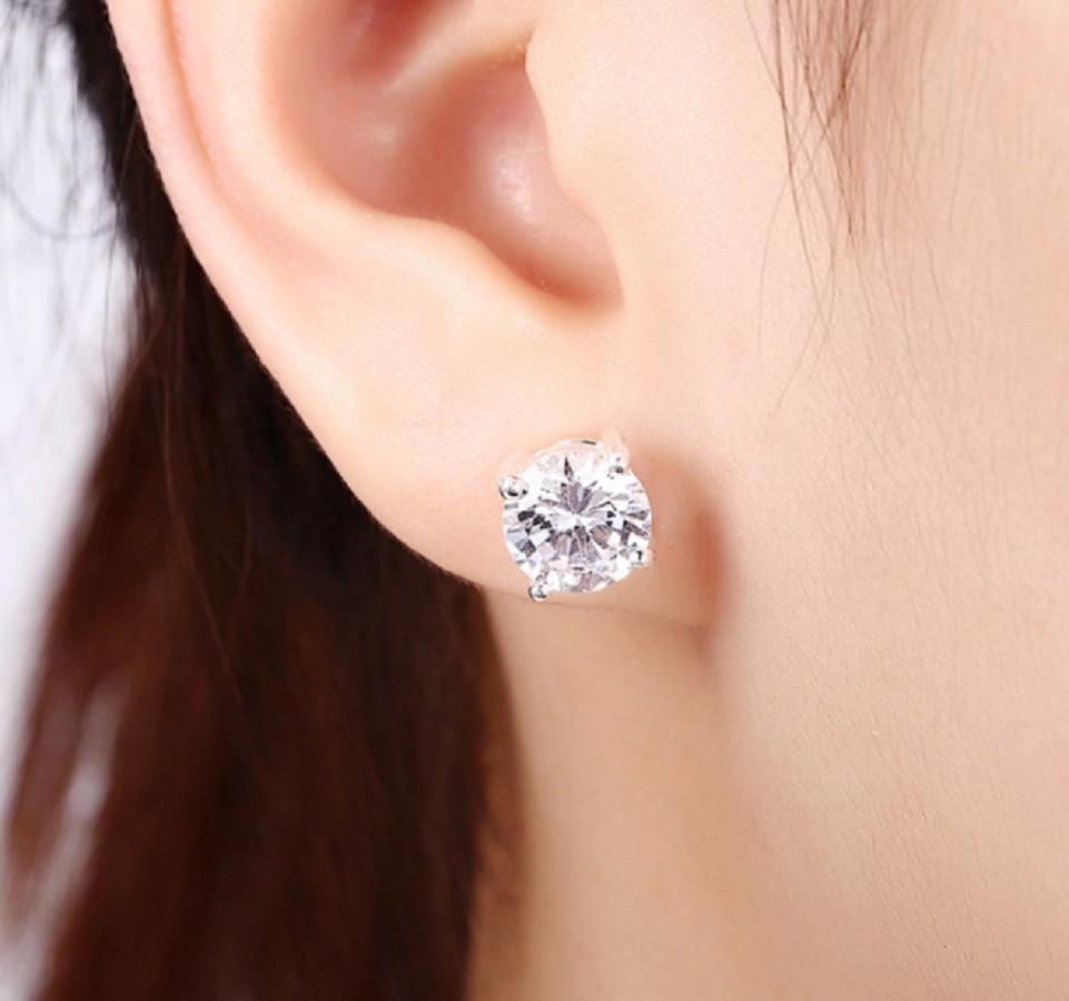 This two diamond studs are 100% investment grade
