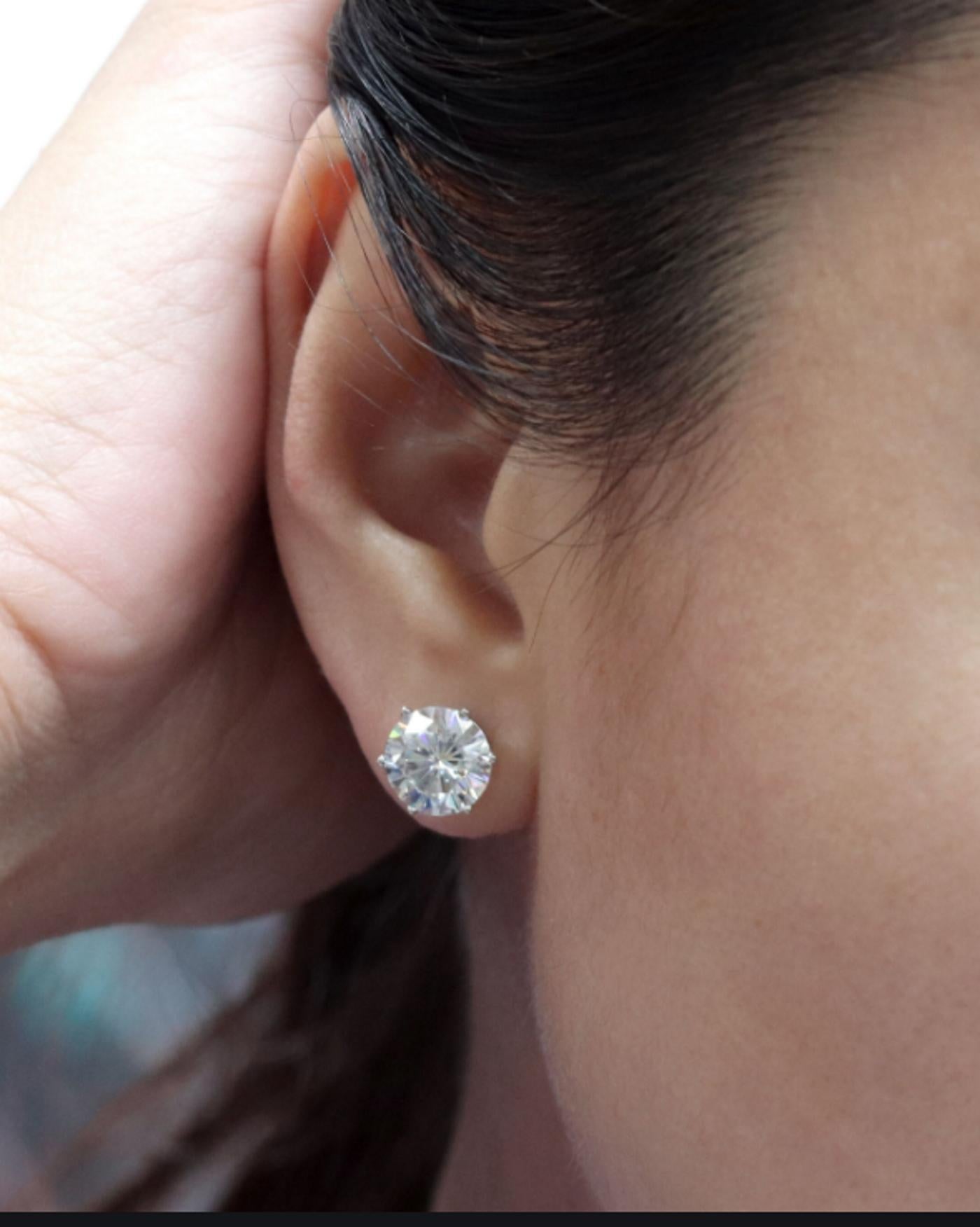 This two diamond studs are 100% completely eye clean and are both very beautiful with excellent cut and polish so they are full of brilliance and high performing.
