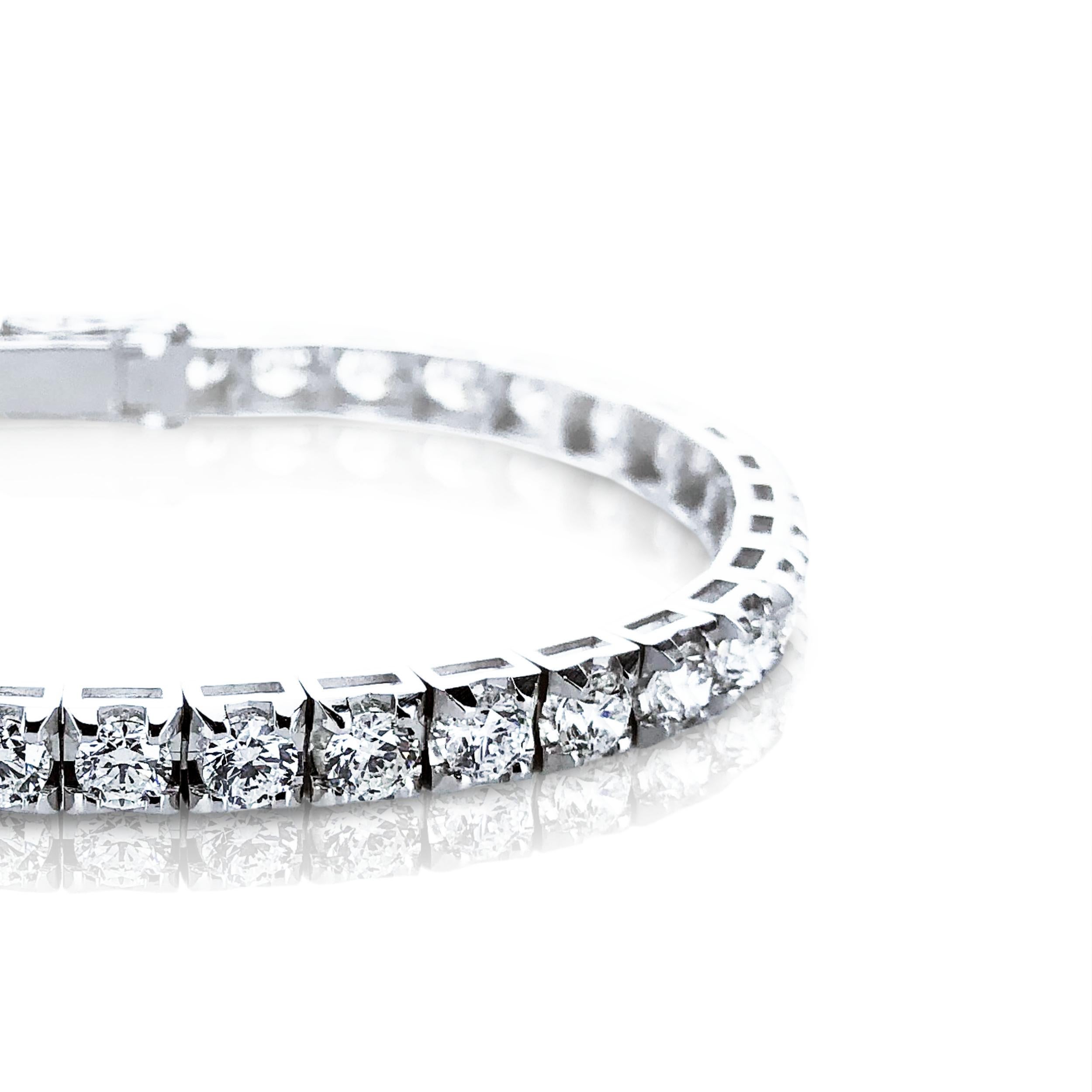 This fabulous HRD Antwerp Certified 9.20 Carat 37 Diamonds set in a pyramid tennis bracelet, is secured on the wrist in a 18kt white Gold bracelet. 

The pyramid setting of prongs make the diamonds appear much larger, giving the bracelet more