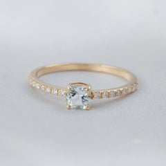 Anillo de diamantes y aguamarina con certificación HRD, de oro amarillo de 10K. Delicado anillo solitario.
