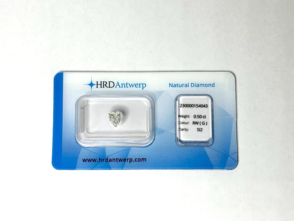 Der HRD-zertifizierte Diamant im Herzschliff mit 0,50 Karat ist ein atemberaubender und romantischer Edelstein, der perfekt geeignet ist, tiefe Gefühle und ewige Liebe auszudrücken. Dieser von HRD (Hoge Raad voor Diamant) zertifizierte Diamant wurde