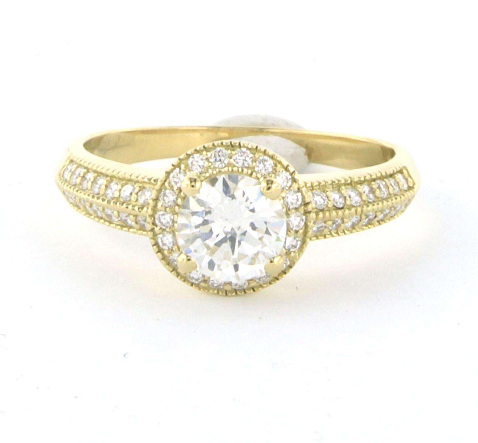 Bague en or jaune 18kt sertie d'un diamant central de taille brillant 0.79 ct G SI 2 et de pierres latérales plus petites de taille brillant tot. 0.30 ct F/G VS/SI - Taille U.S. 8.5 - EU. 18.5(58)

Description détaillée

Le haut de l'anneau mesure