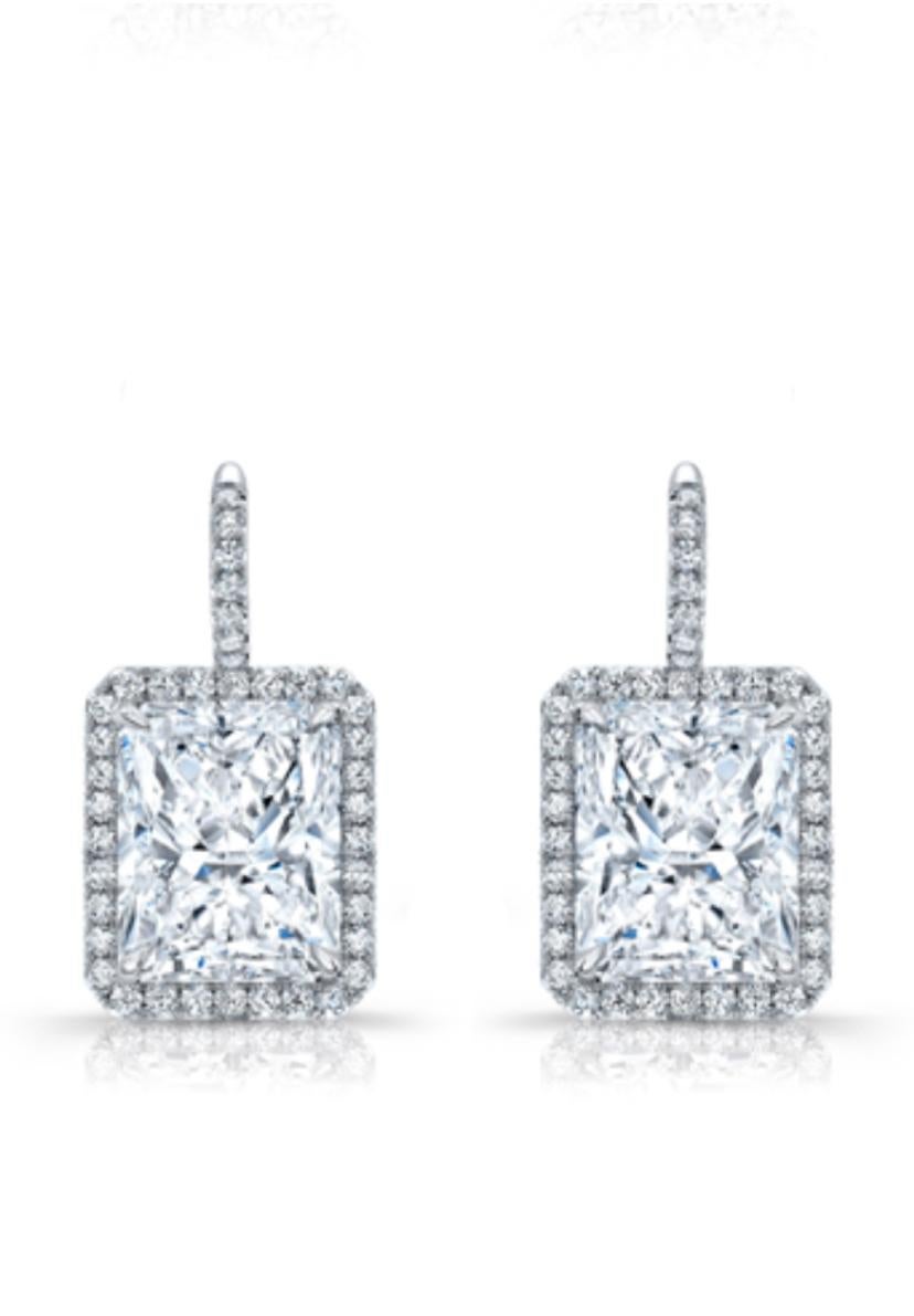 Squisiti orecchini con diamanti, dal design contemporaneo, dallo stile elegante e raffinato.
I diamanti sono una delle pietre preziose più ricercate al mondo e per una buona ragione. Non sono solo belli, ma hanno anche un valore e un significato
