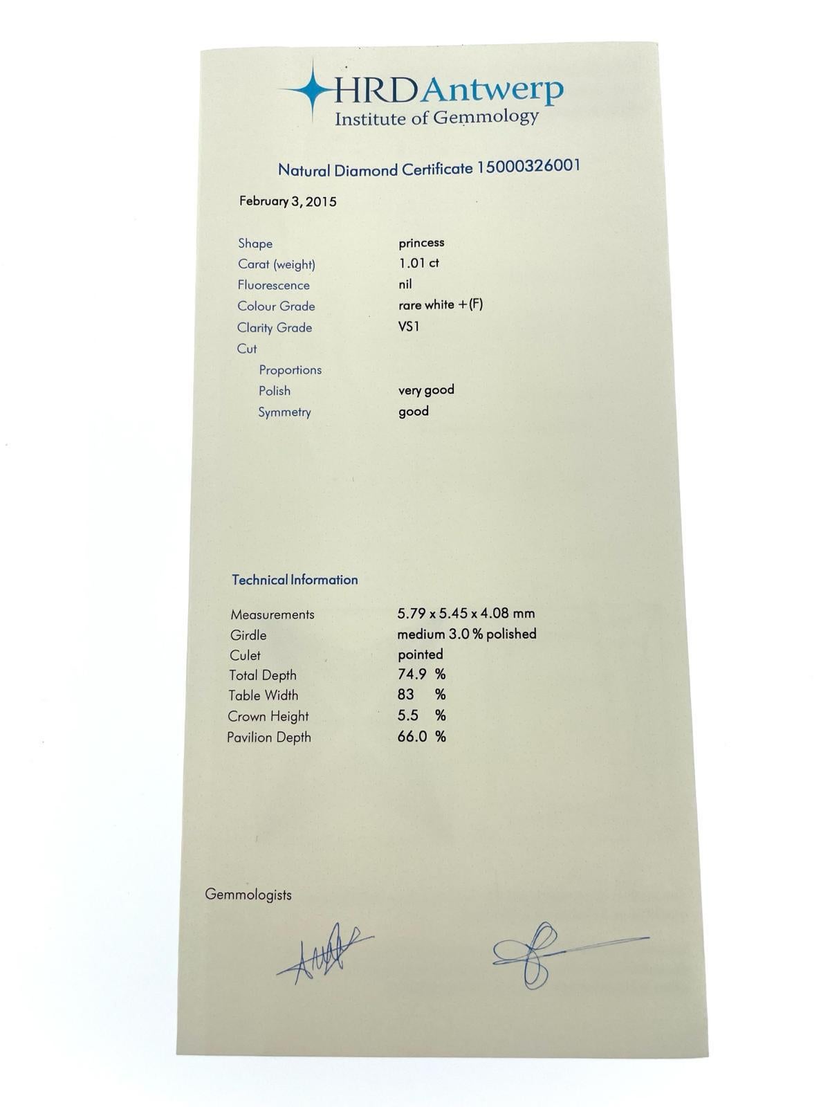 El diamante talla princesa certificado HRD de 1,01 ct es una piedra preciosa de calidad y brillo excepcionales. Certificado por el prestigioso instituto HRD (Hoge Raad voor Diamant), se garantiza que este diamante cumple las normas más estrictas de